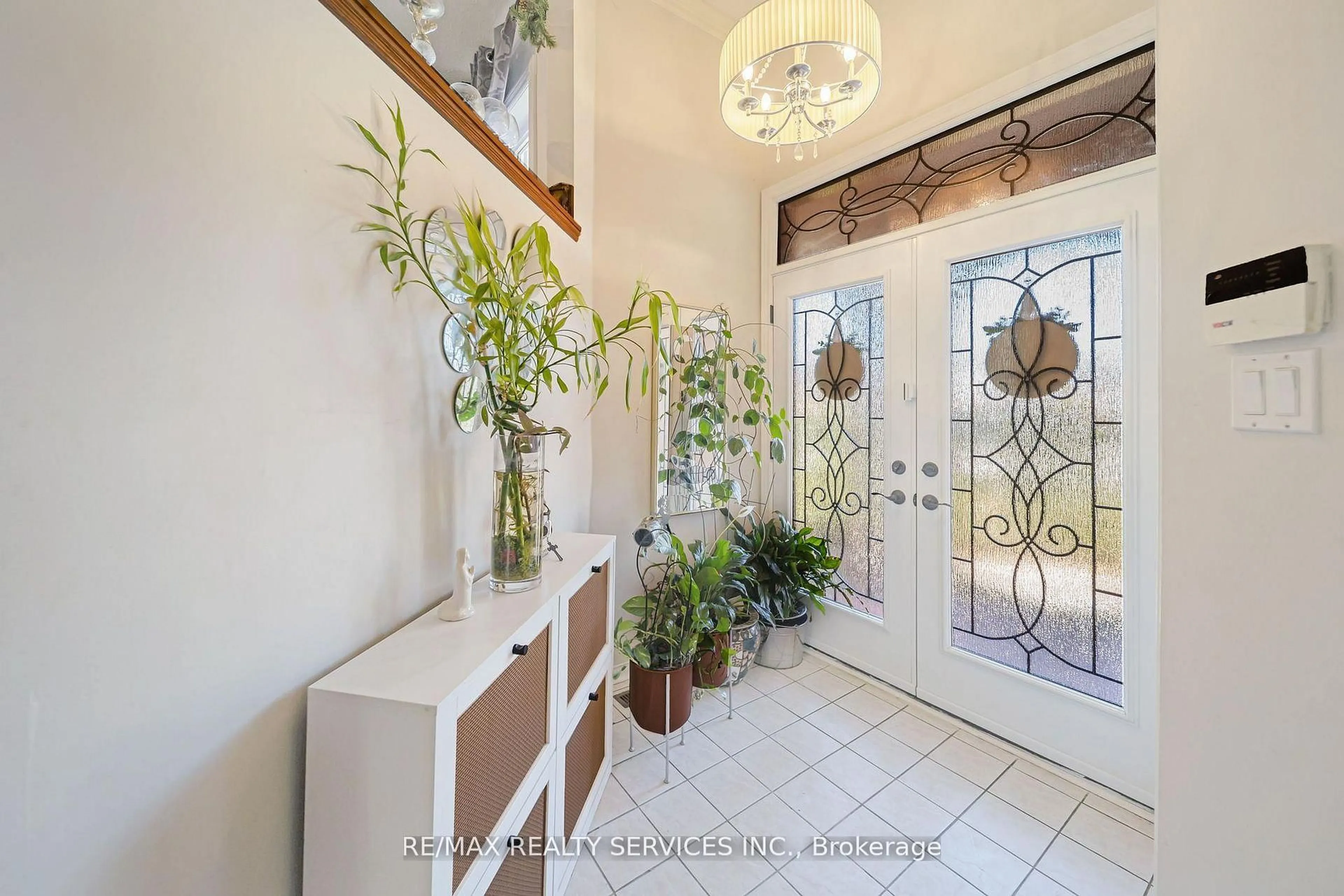 Indoor entryway for 27 Suncrest Dr, Brampton Ontario L6X 4L5