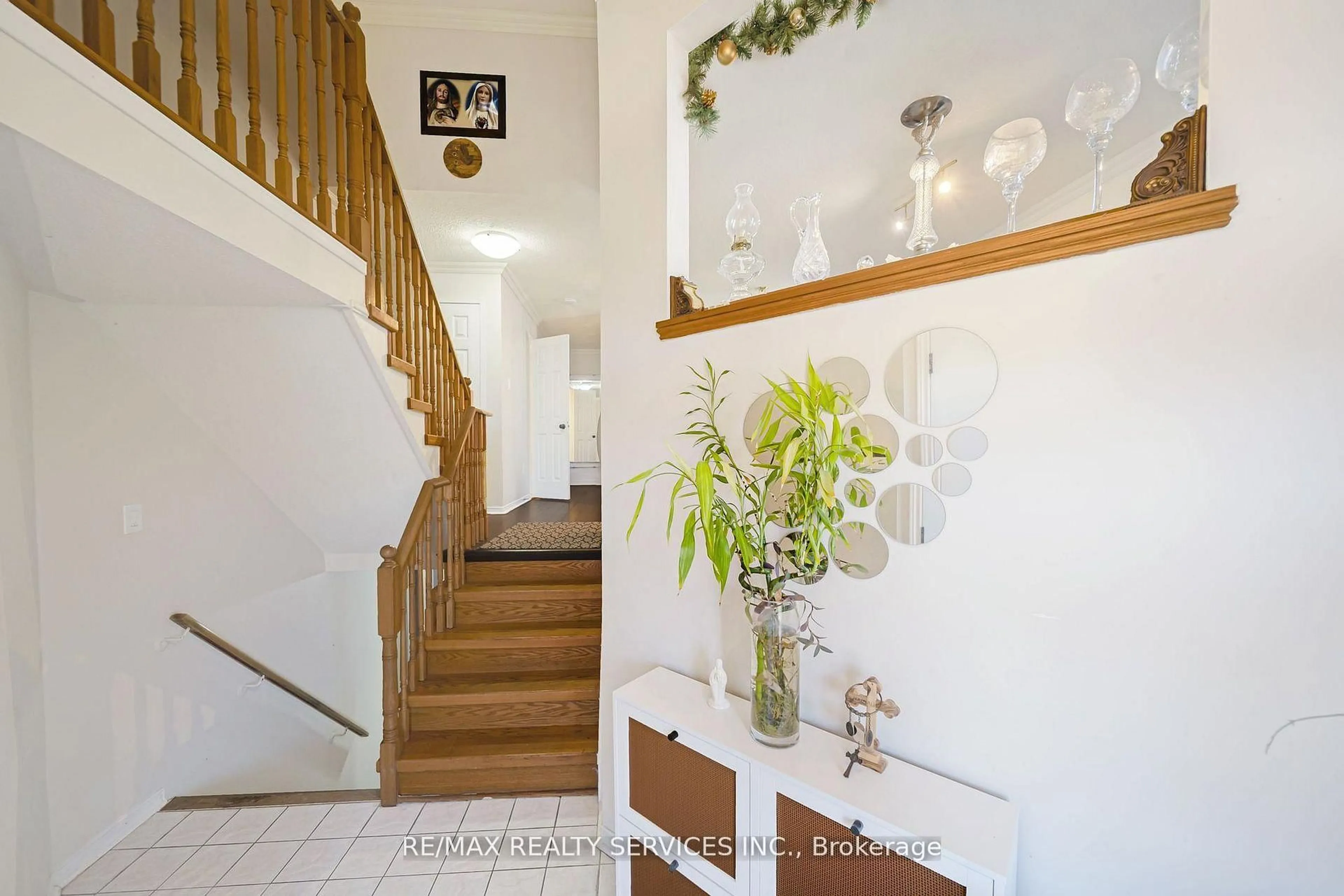 Indoor entryway for 27 Suncrest Dr, Brampton Ontario L6X 4L5