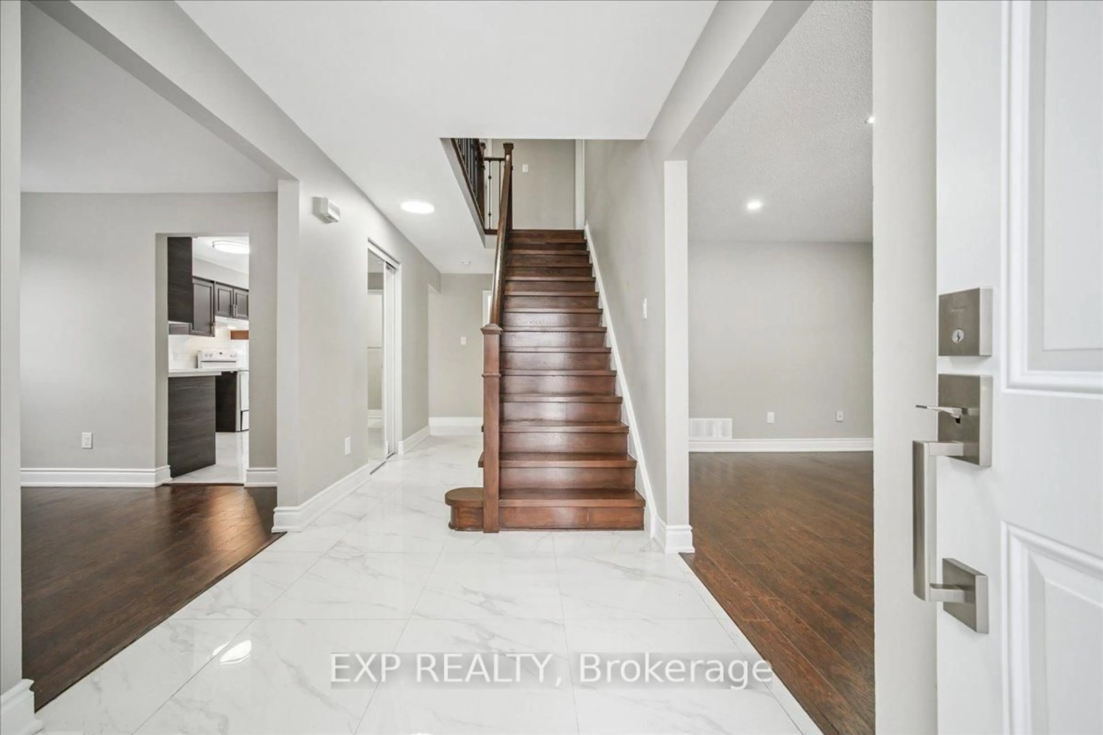 Indoor entryway for 44 Newcastle Cres, Brampton Ontario L6S 3Y8