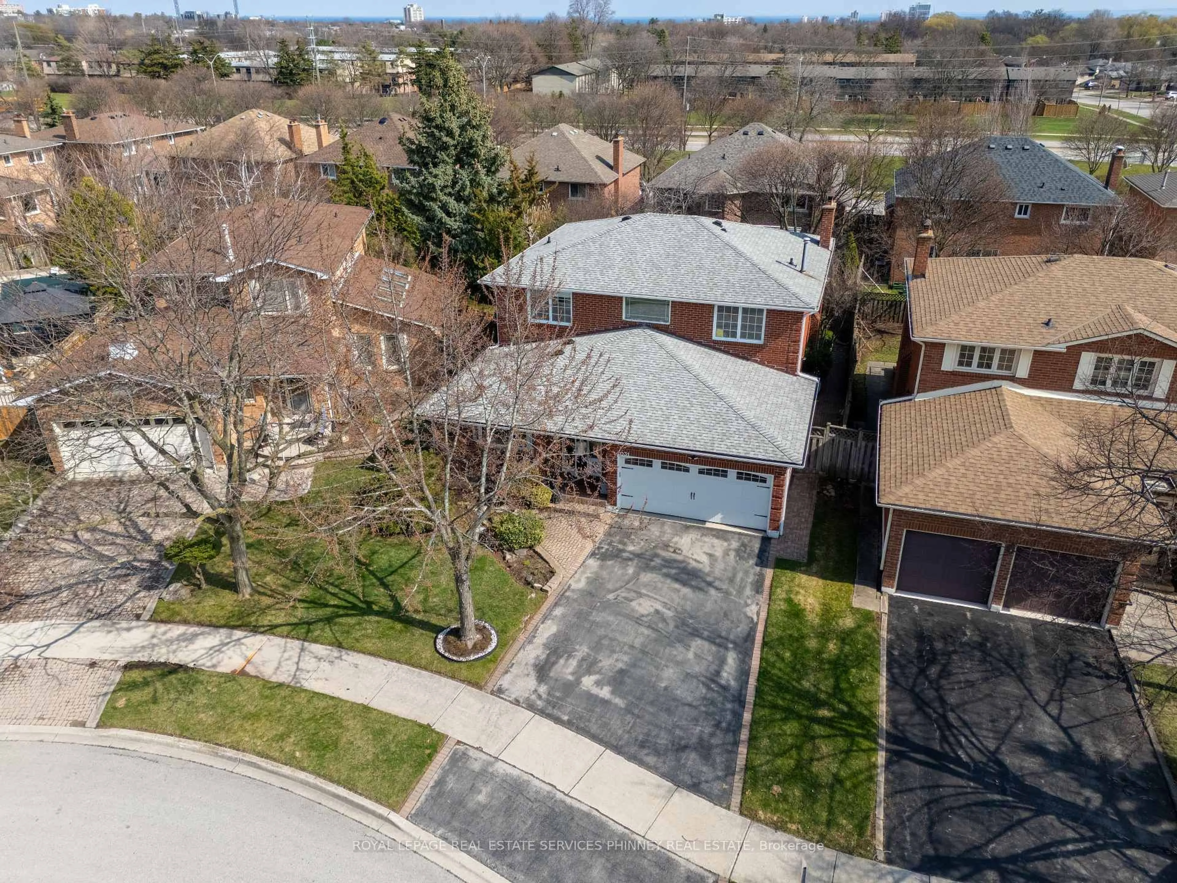 A pic from outside/outdoor area/front of a property/back of a property/a pic from drone, street for 2031 Pen St, Oakville Ontario L6H 3L2