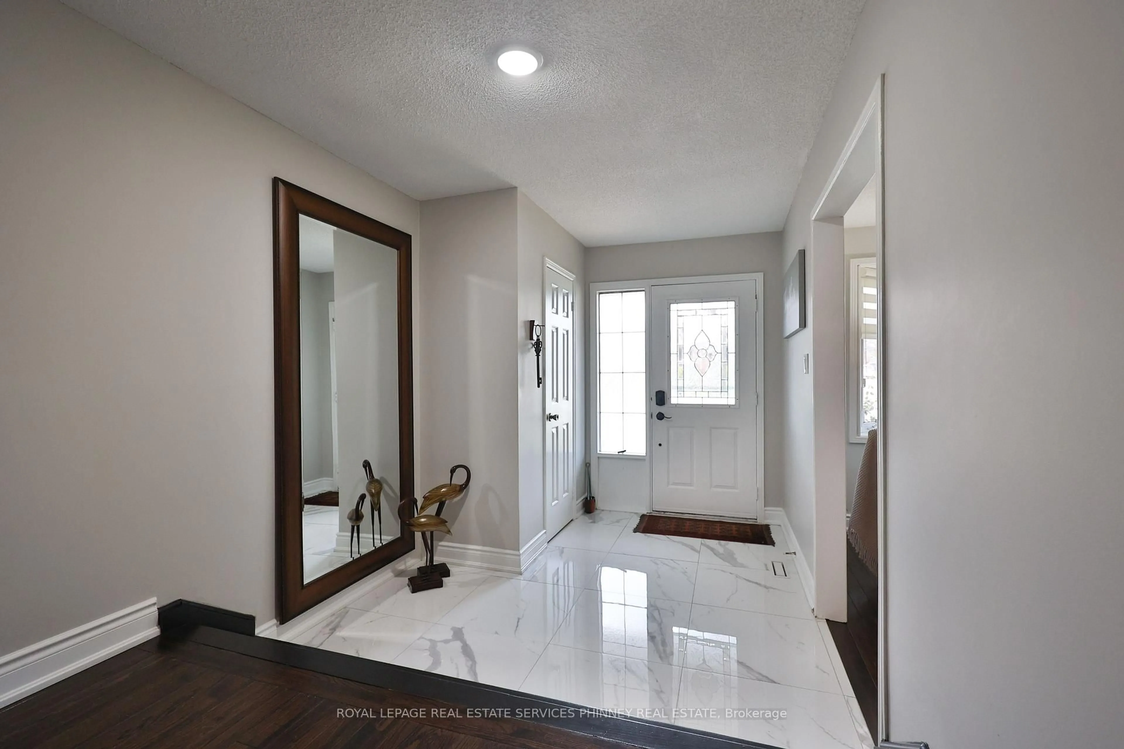 Indoor entryway for 2031 Pen St, Oakville Ontario L6H 3L2