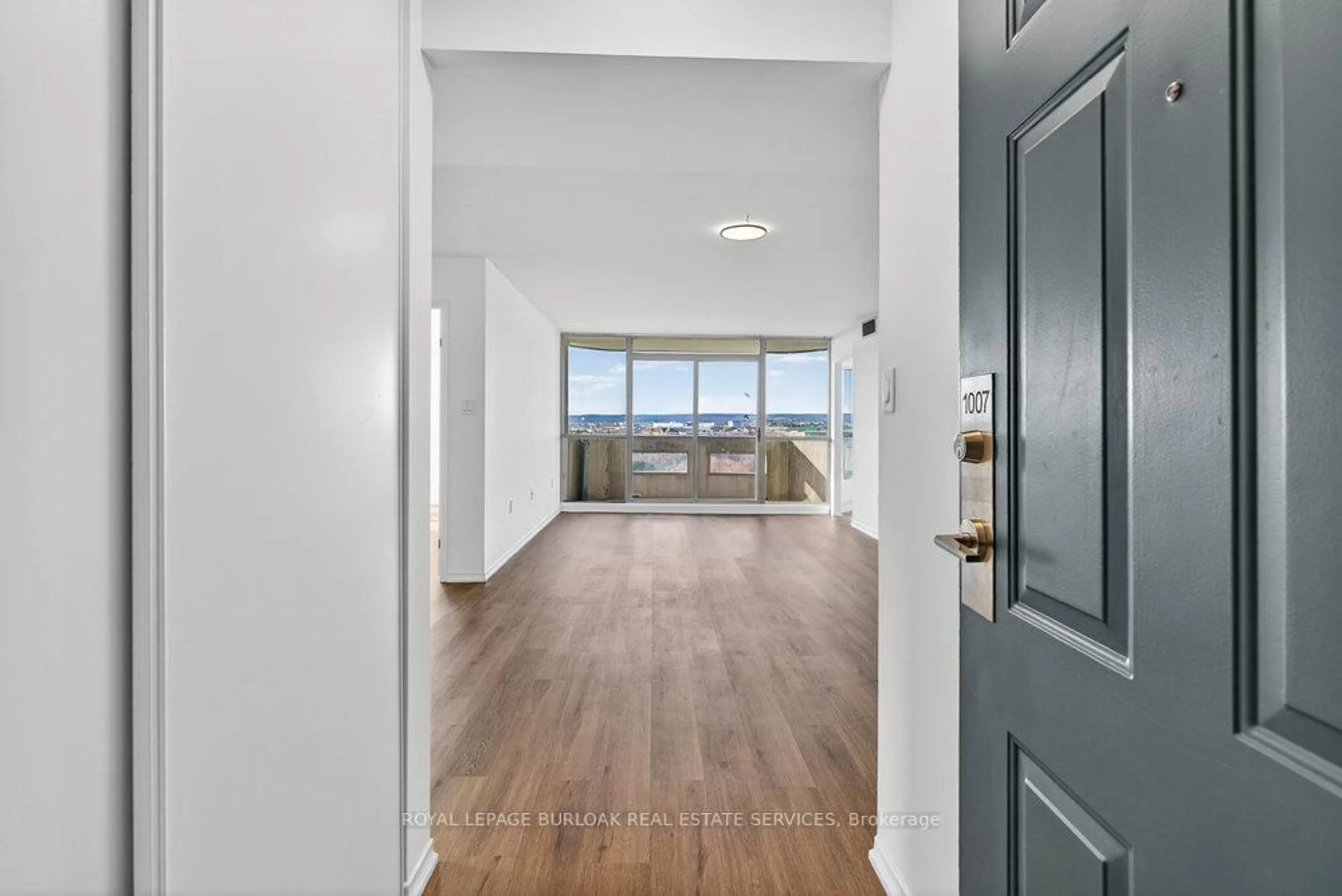 Indoor entryway for 5090 Pinedale Ave #1007, Burlington Ontario L7L 3V8