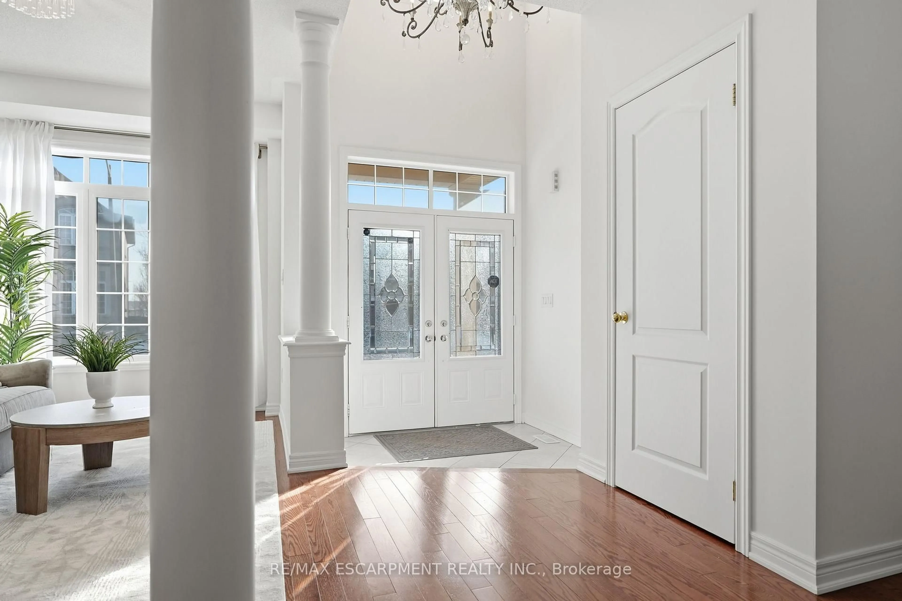 Indoor entryway for 3071 Jenn Ave, Burlington Ontario L7M 0C7