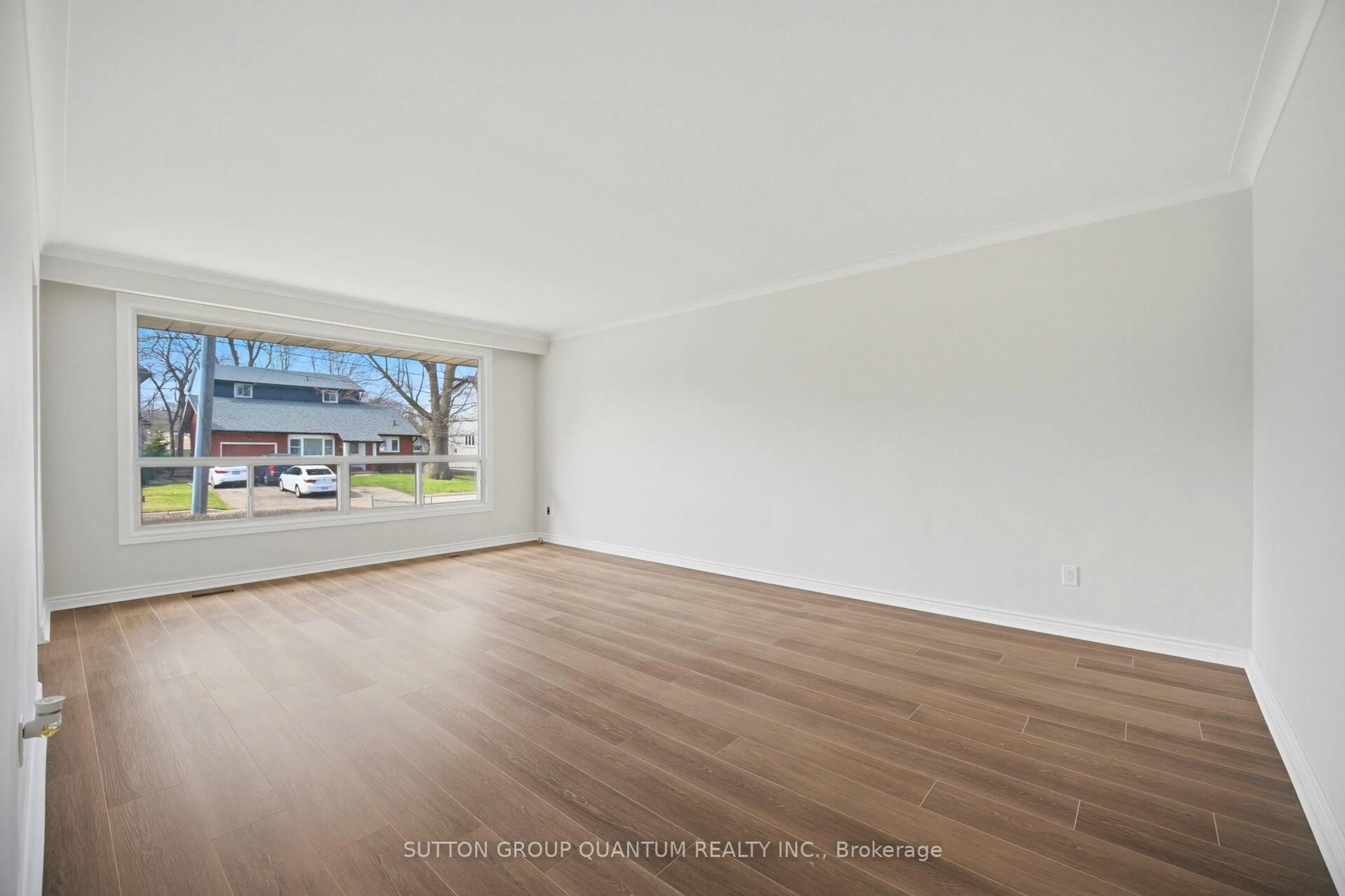 A pic of a room for 126 Angelene St, Mississauga Ontario L5G 1X2