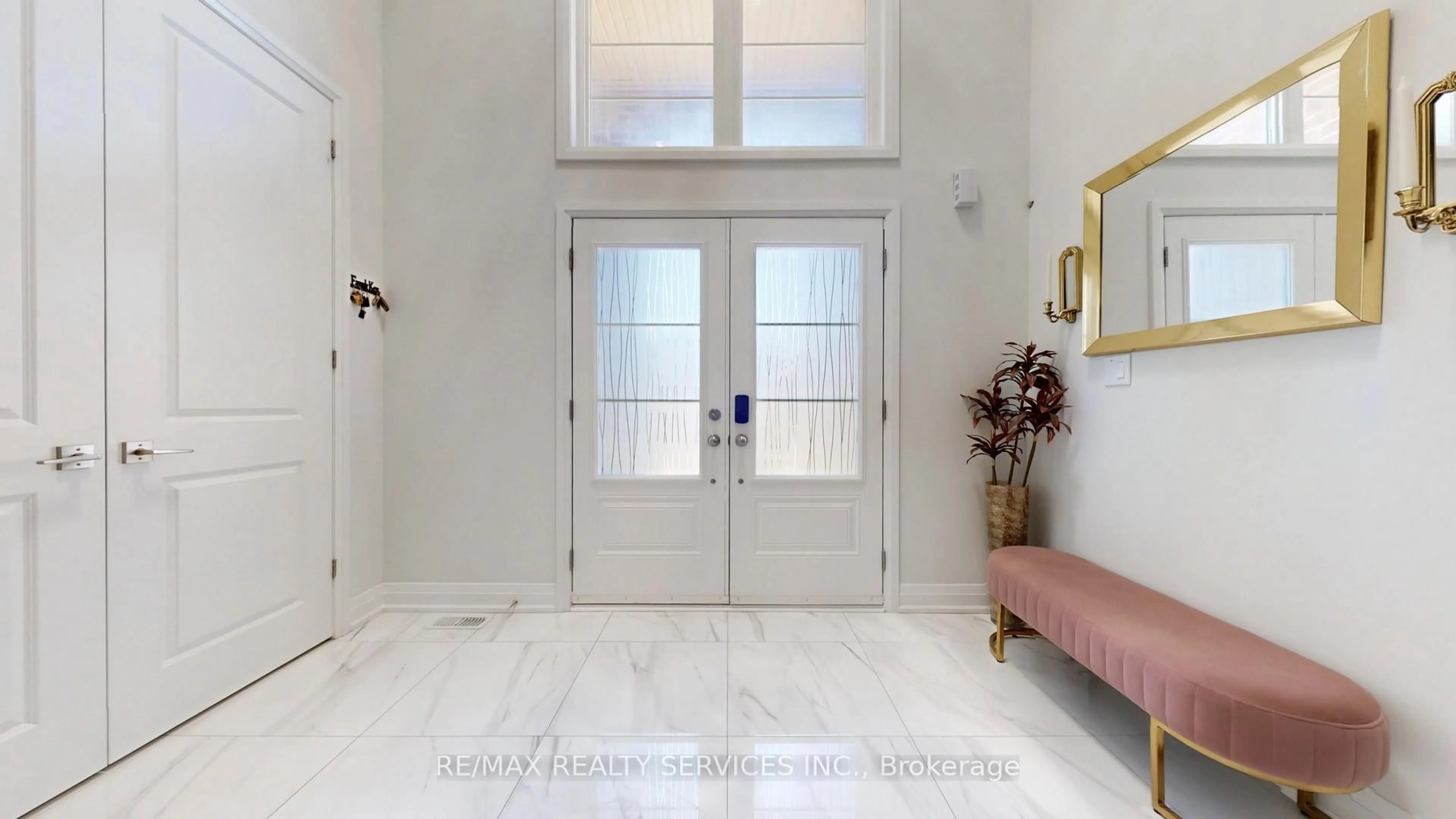 Indoor entryway for 15 Rolling Rock Way, Brampton Ontario L6Y 6H3