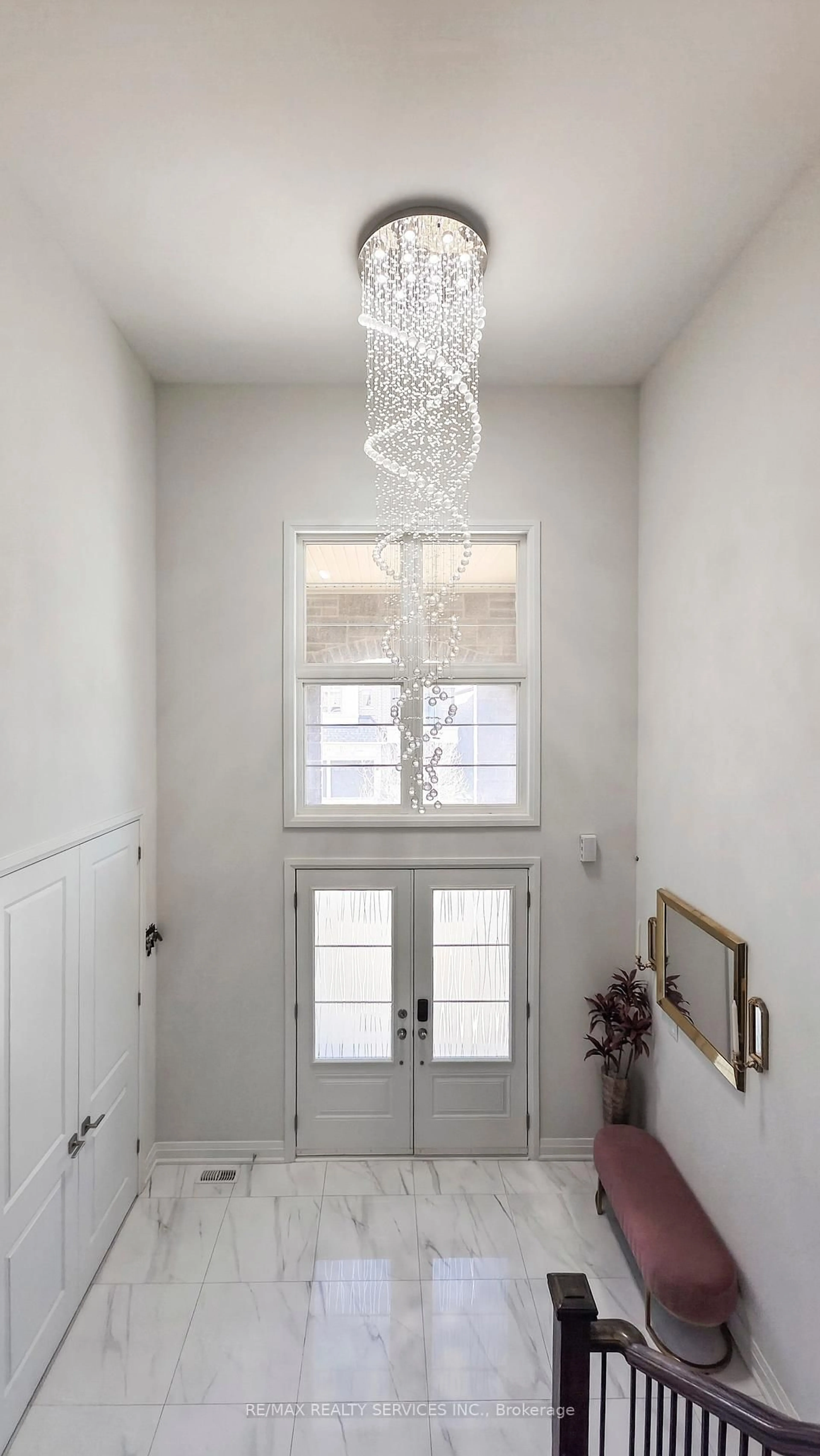 Indoor entryway for 15 Rolling Rock Way, Brampton Ontario L6Y 6H3