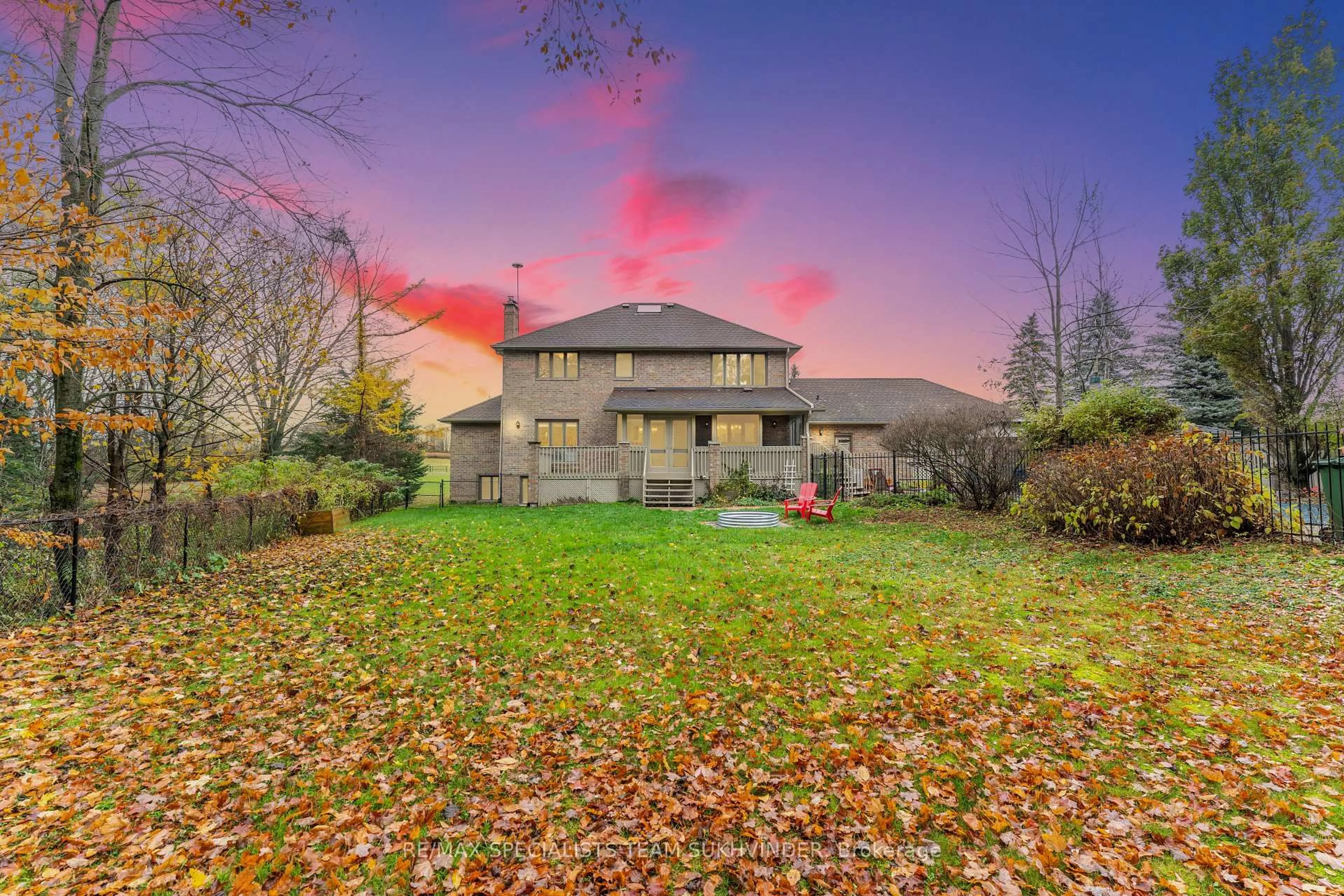 A pic from outside/outdoor area/front of a property/back of a property/a pic from drone, unknown for 15 Country Lane Dr, Caledon Ontario L7E 0B4