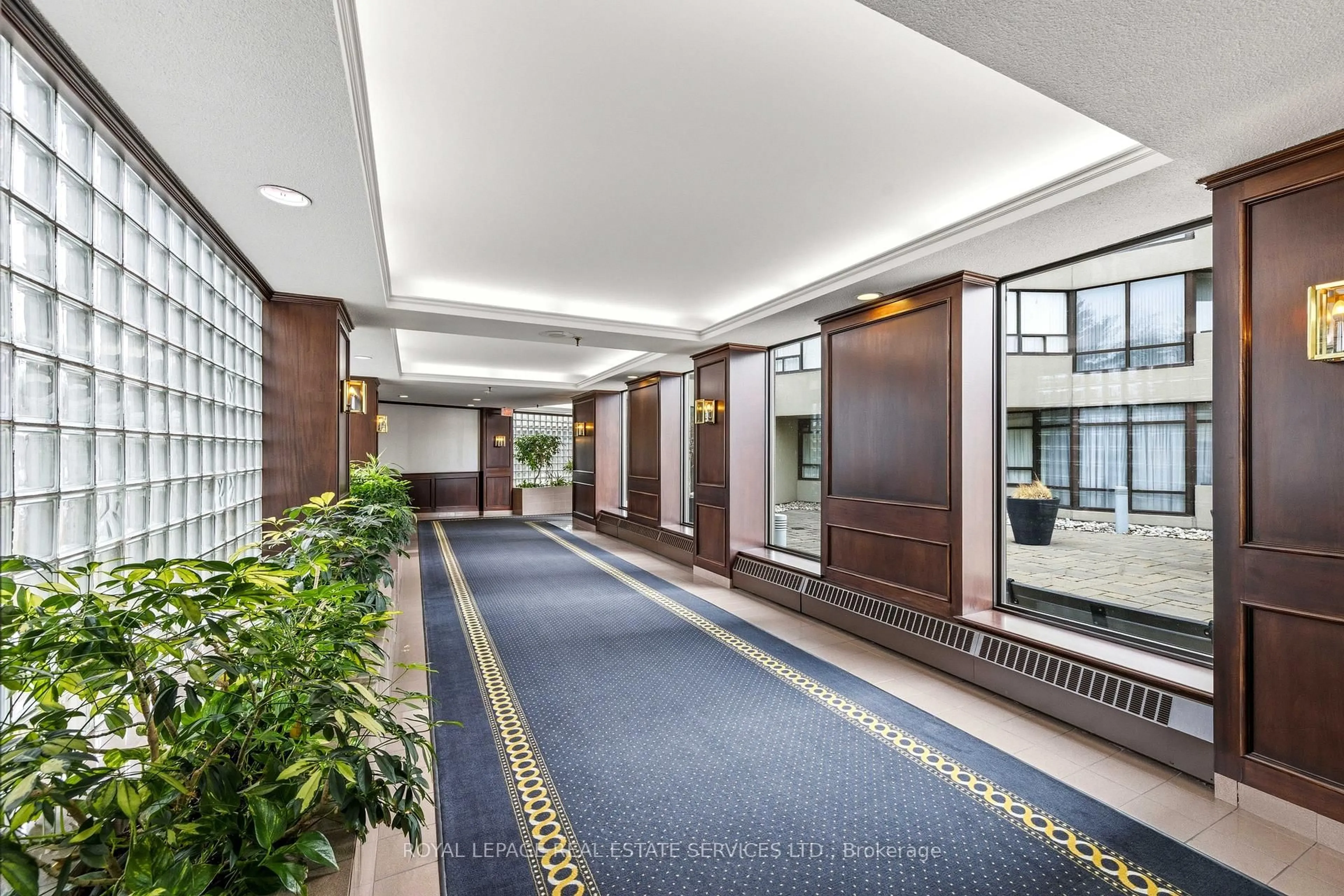 Indoor foyer for 1300 Islington Ave #2004, Toronto Ontario M9A 5C4