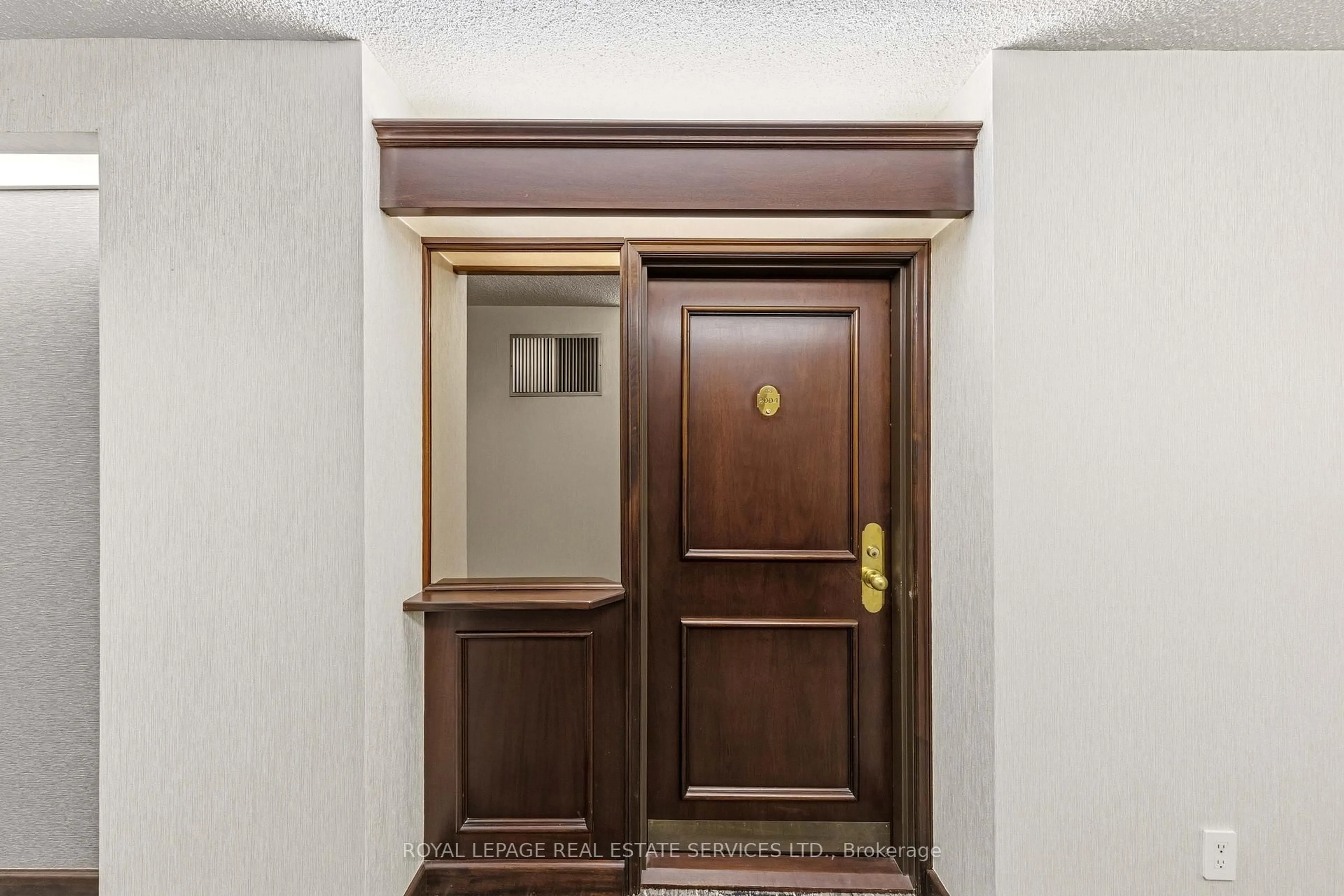 Indoor foyer for 1300 Islington Ave #2004, Toronto Ontario M9A 5C4