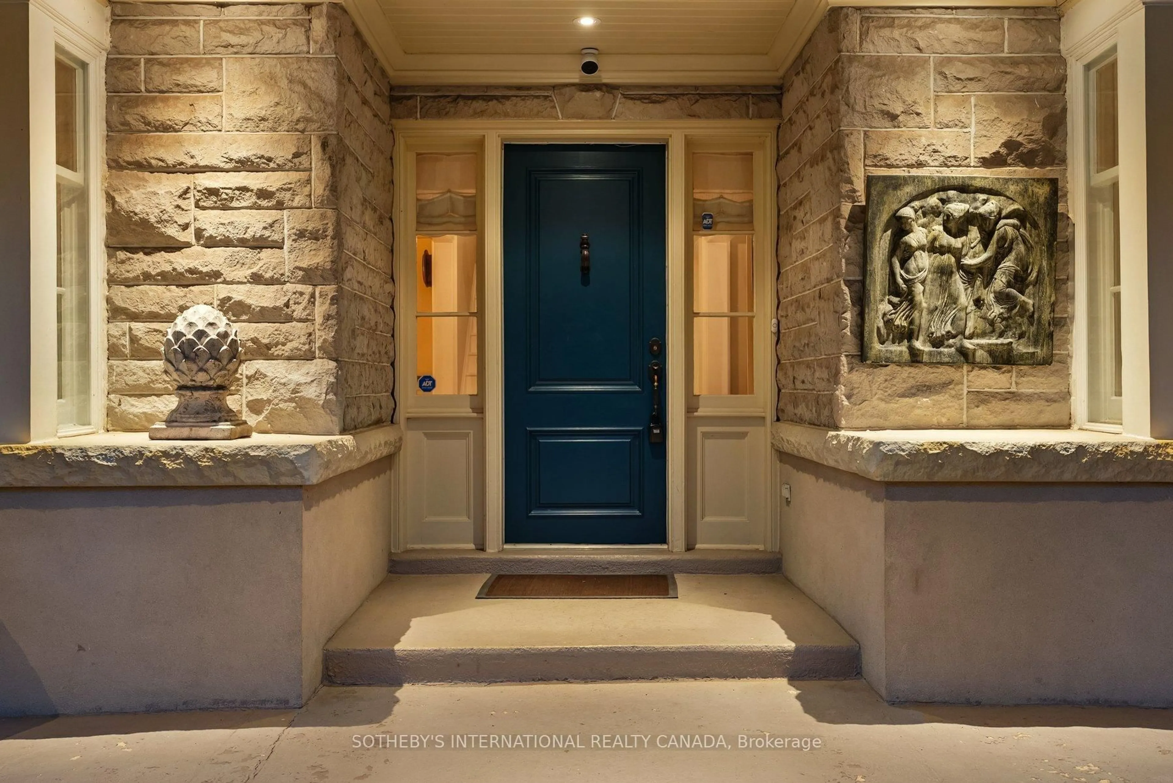 Indoor entryway for 149 North Shore Blvd, Burlington Ontario L7T 1W5