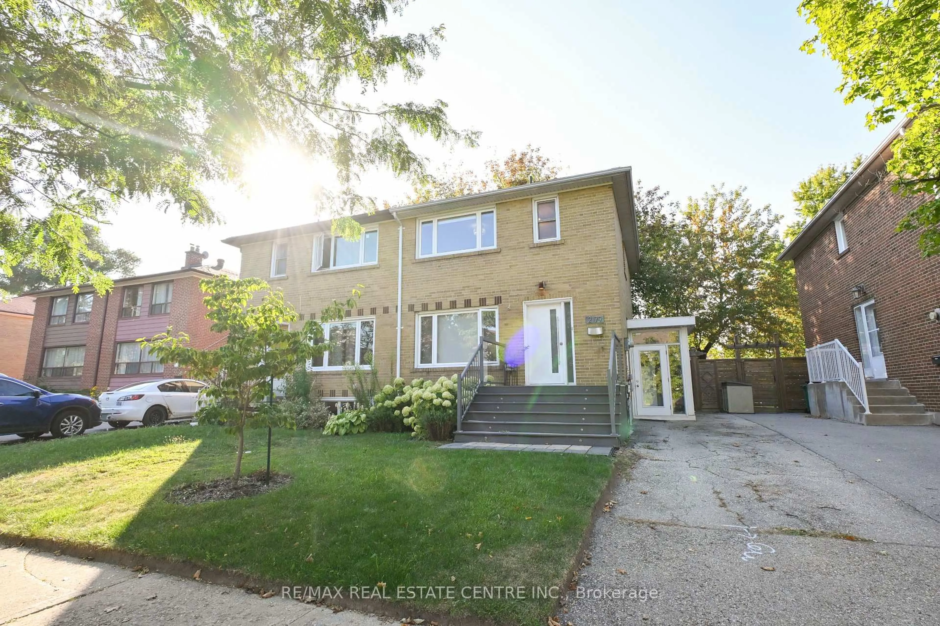 A pic from outside/outdoor area/front of a property/back of a property/a pic from drone, street for 2179 Wiseman Crt, Mississauga Ontario L5J 1P3