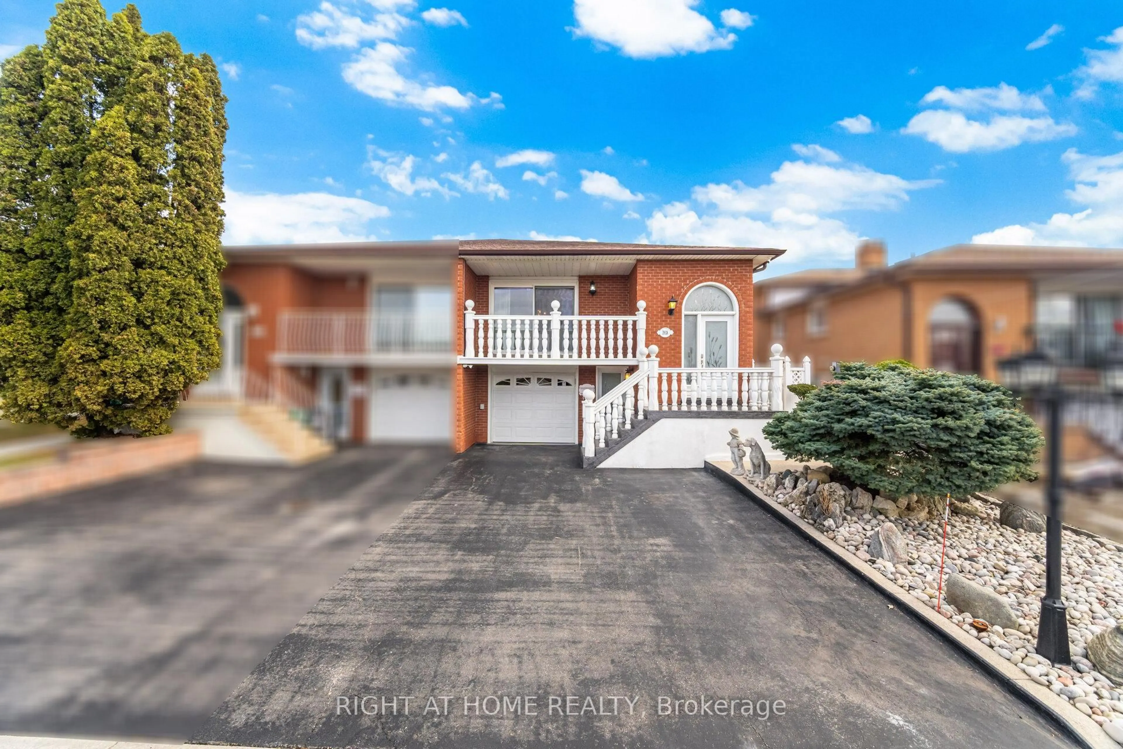 A pic from outside/outdoor area/front of a property/back of a property/a pic from drone, street for 3938 Midhurst Lane, Mississauga Ontario L4Z 1C7