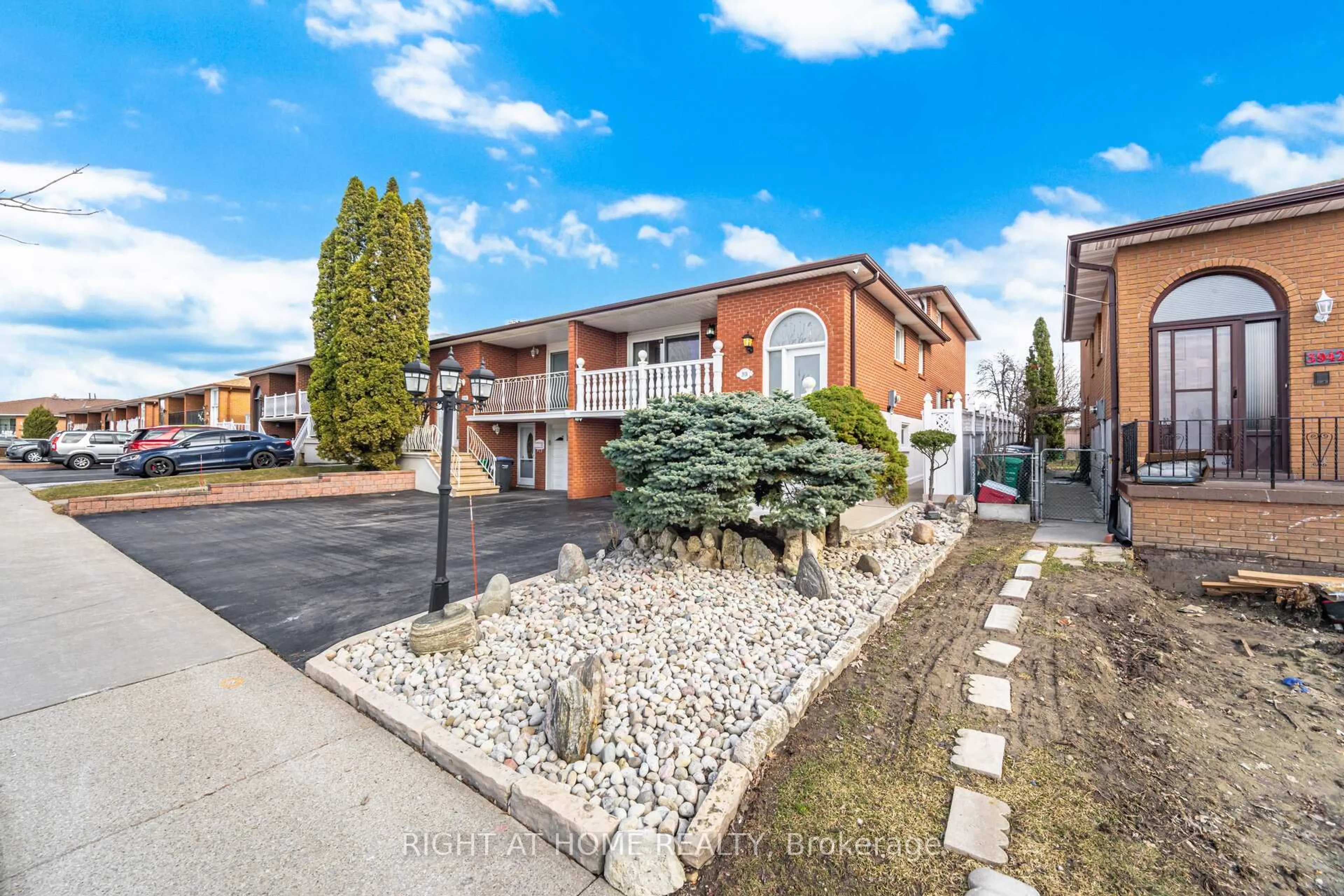 A pic from outside/outdoor area/front of a property/back of a property/a pic from drone, street for 3938 Midhurst Lane, Mississauga Ontario L4Z 1C7