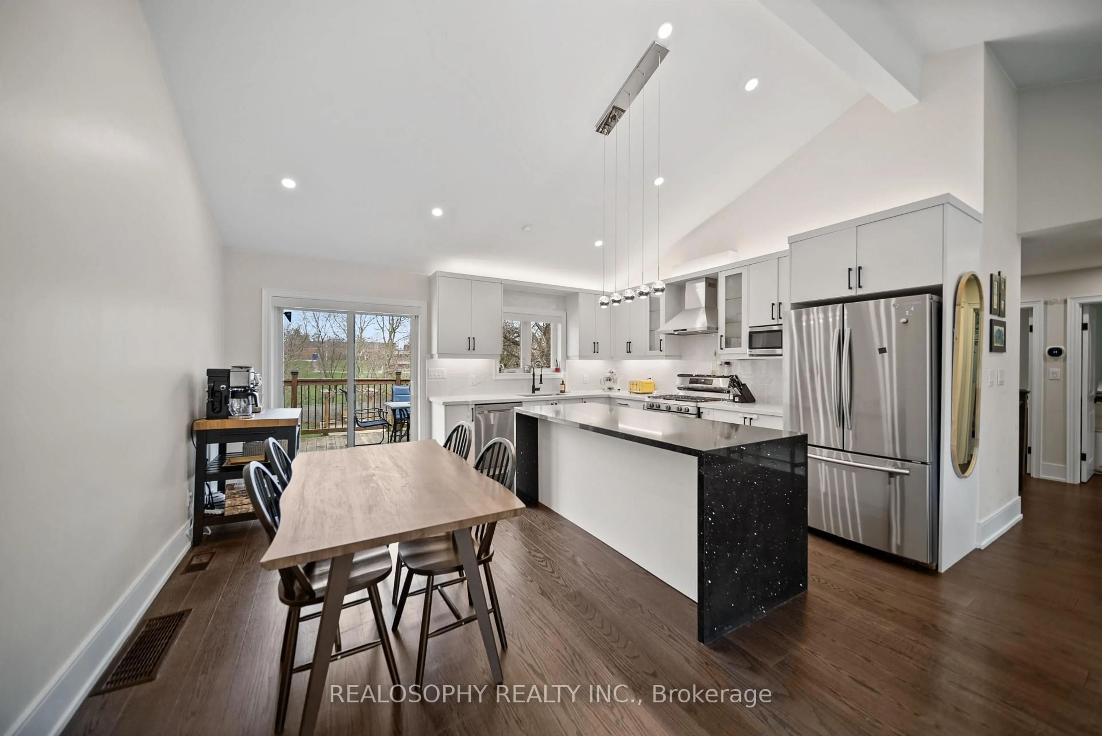 Open concept kitchen, unknown for 17 Pioneer Dr, Mississauga Ontario L5M 1G8