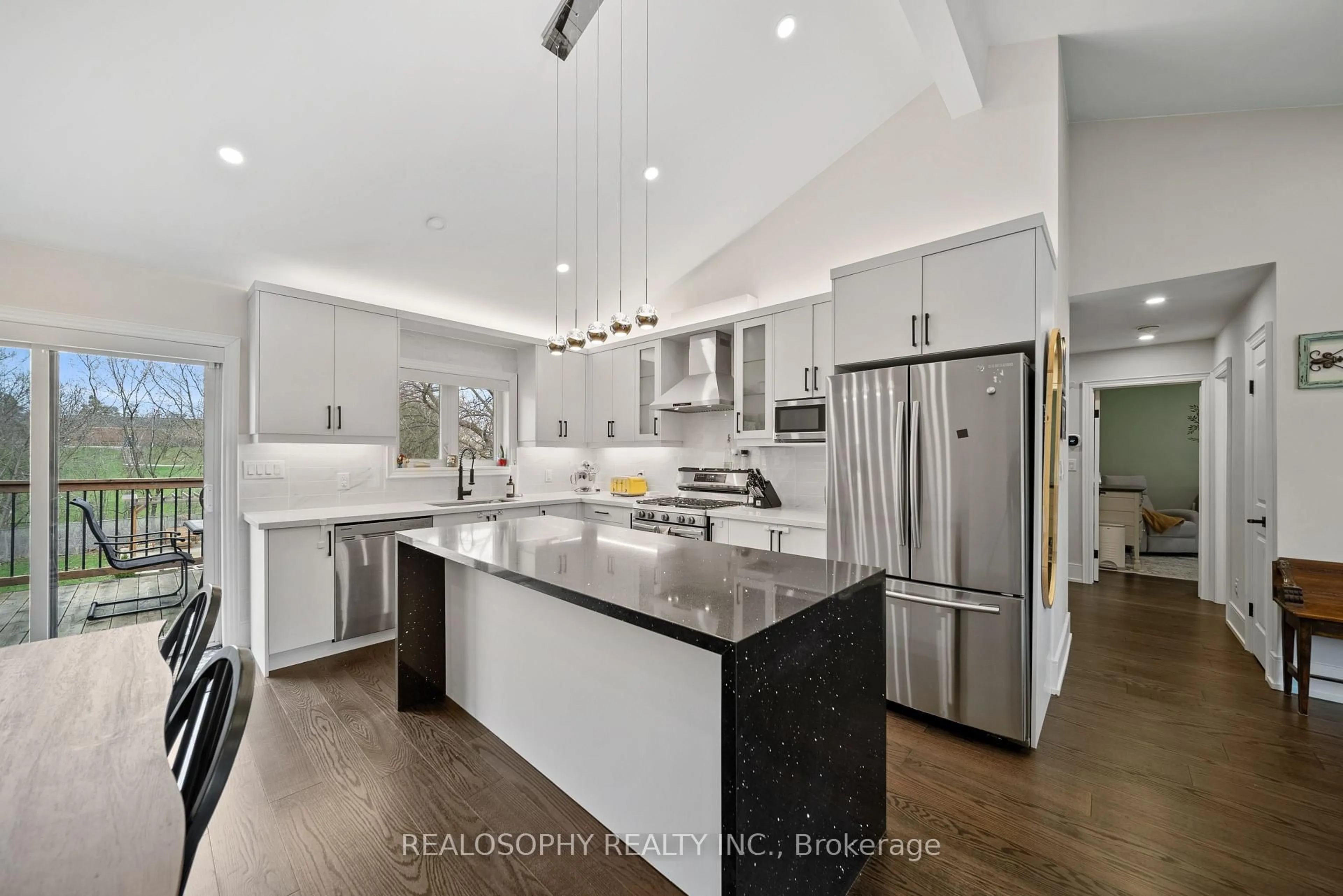 Open concept kitchen, unknown for 17 Pioneer Dr, Mississauga Ontario L5M 1G8