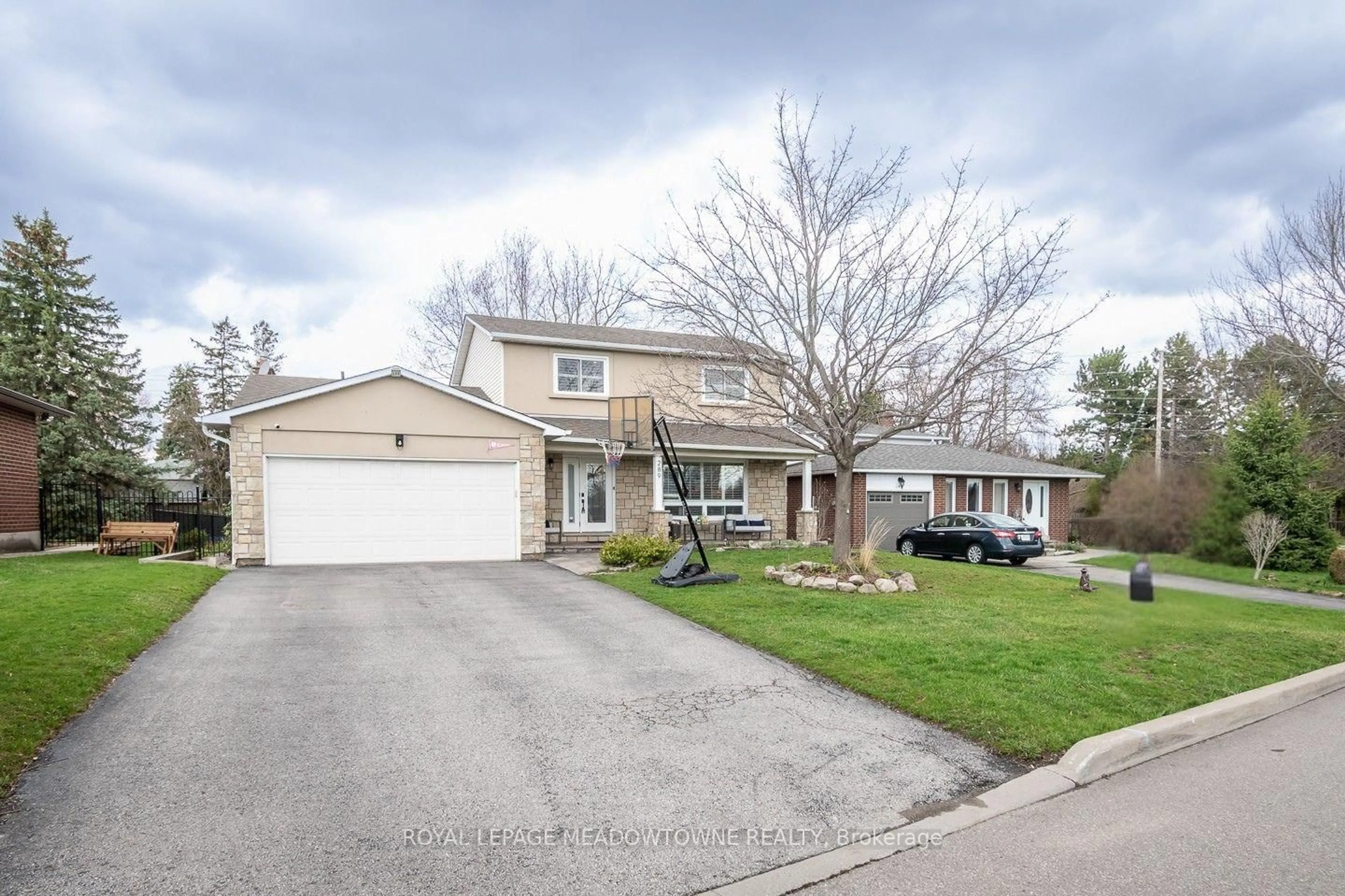 A pic from outside/outdoor area/front of a property/back of a property/a pic from drone, street for 289 Parkway Dr, Milton Ontario L9T 1A7