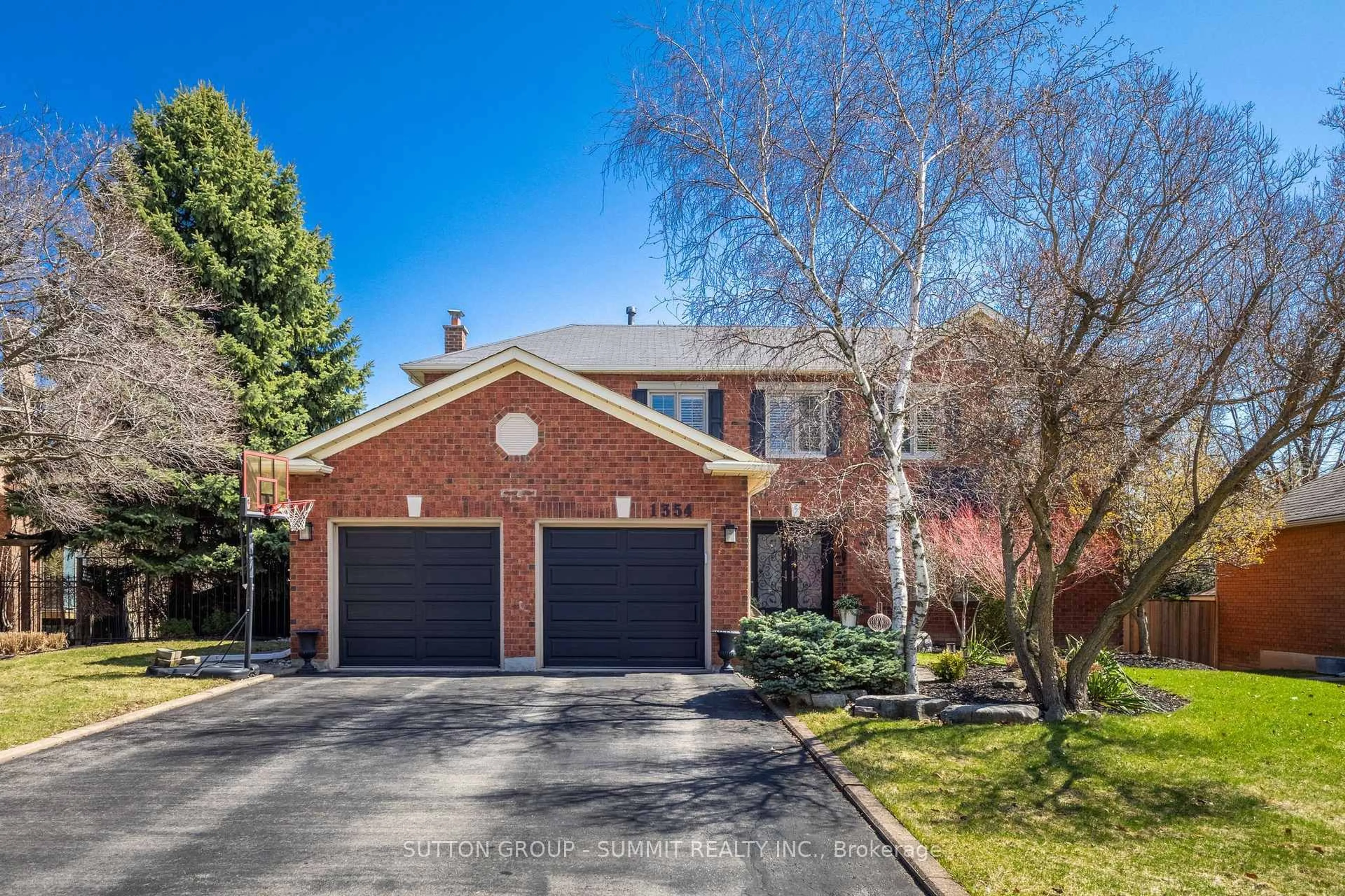 Home with brick exterior material, street for 1354 Winterberry Dr, Burlington Ontario L7P 4T8