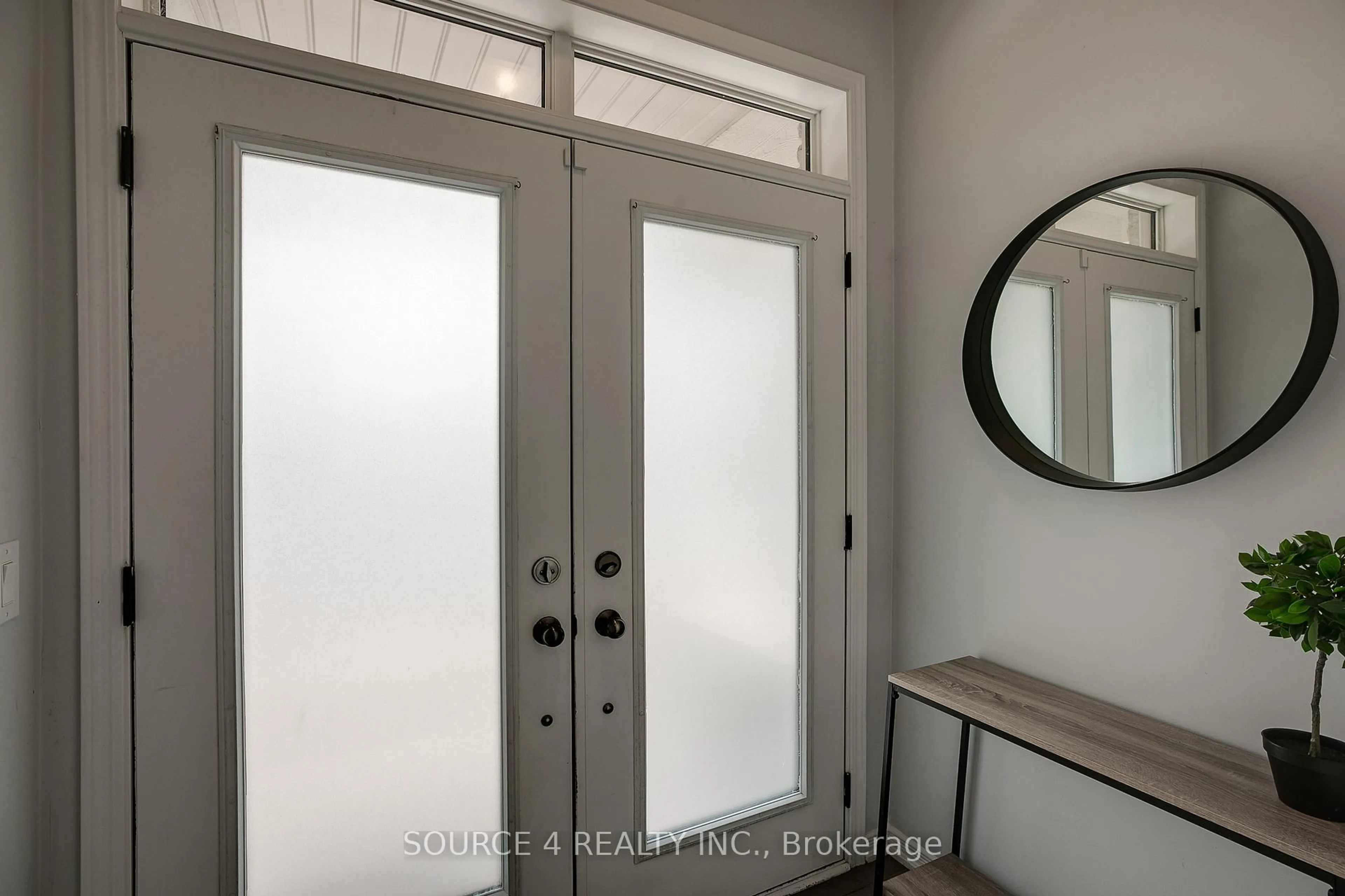 Indoor entryway for 379 Ladycroft Terr #14, Mississauga Ontario L5A 3N8