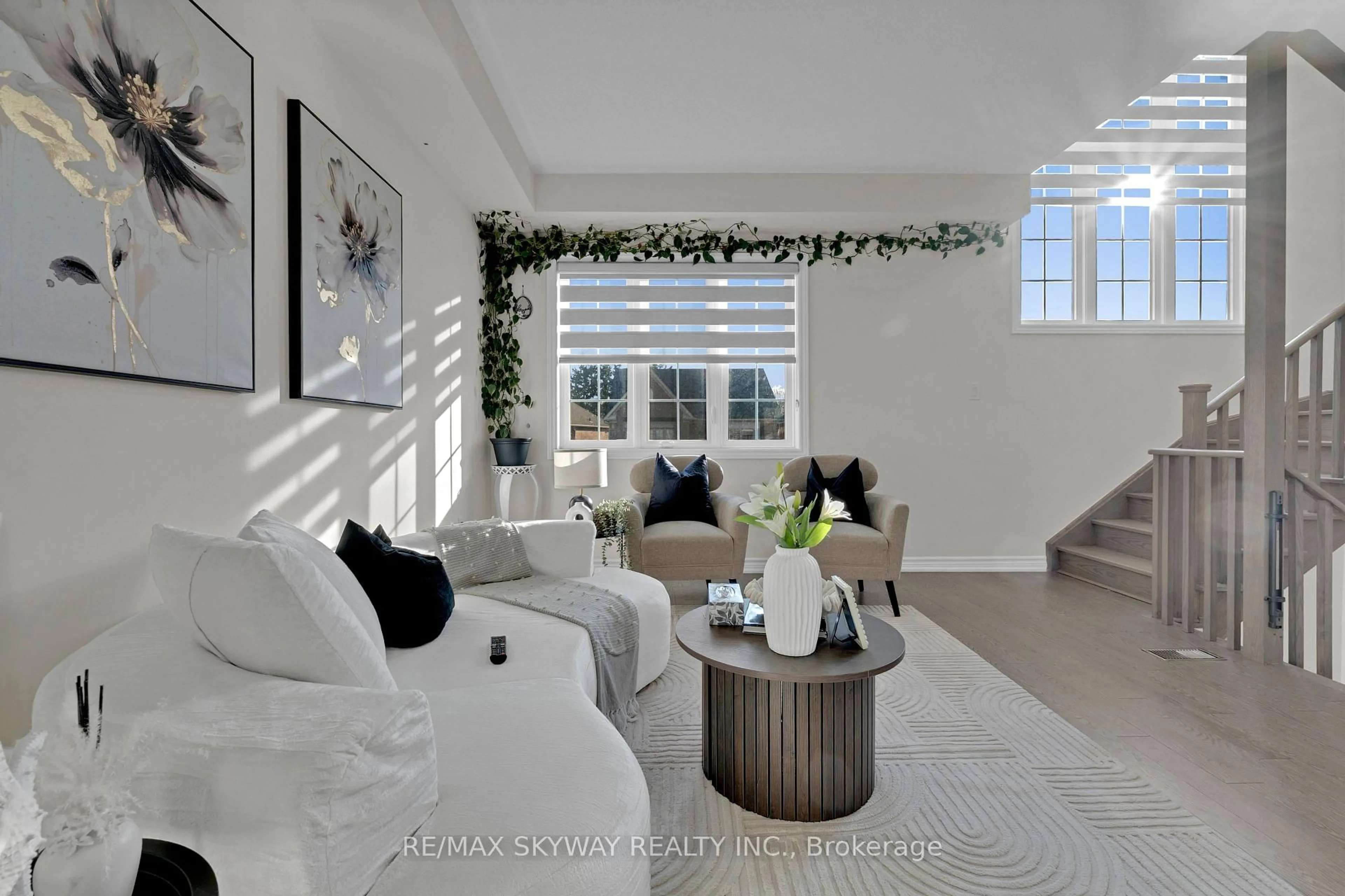 Living room with furniture, unknown for 21 Allegro Dr, Brampton Ontario L6Y 5Y7