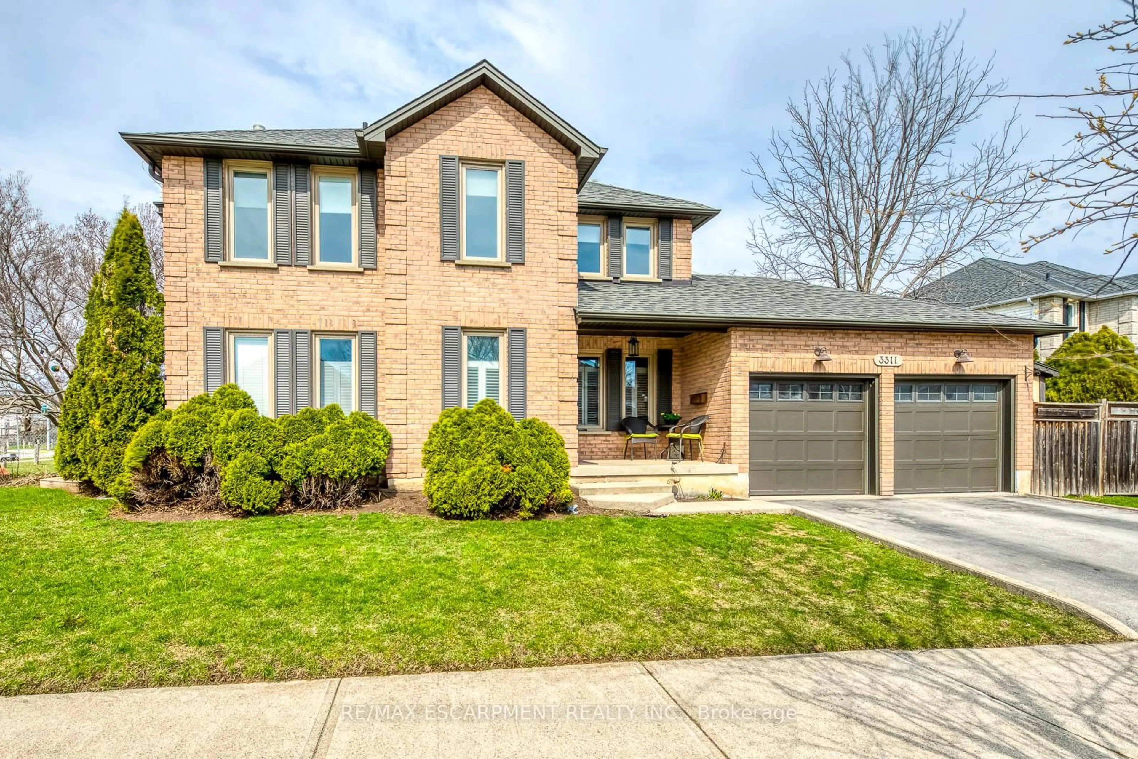 Home with brick exterior material, street for 3311 SPRINGVALE Crt, Burlington Ontario L7M 3Y6