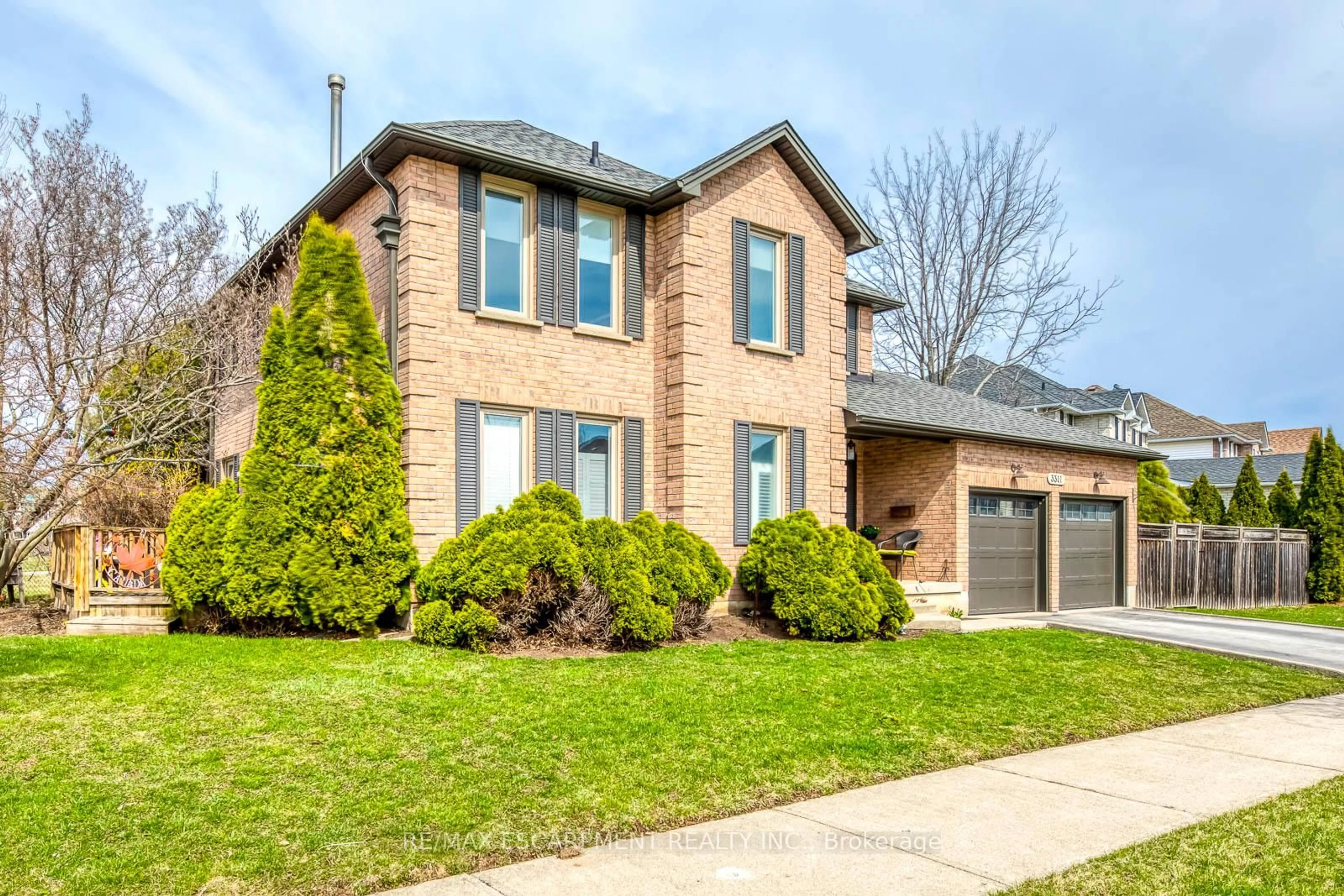Home with brick exterior material, street for 3311 SPRINGVALE Crt, Burlington Ontario L7M 3Y6