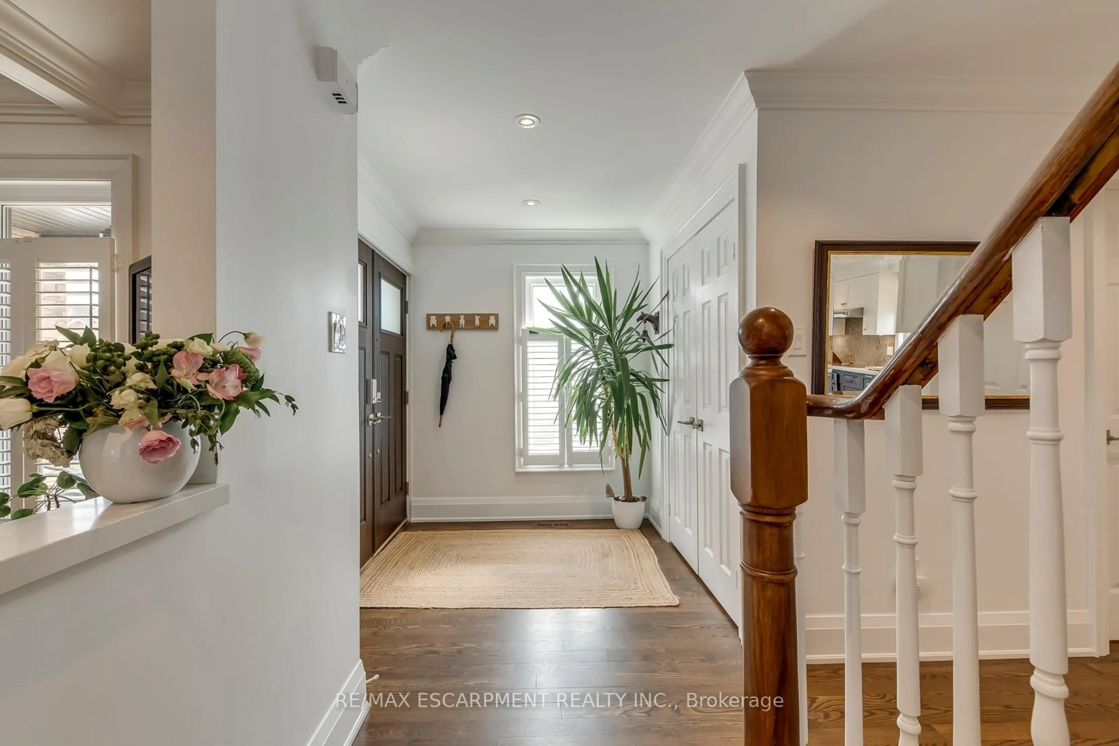 Indoor entryway for 3311 SPRINGVALE Crt, Burlington Ontario L7M 3Y6