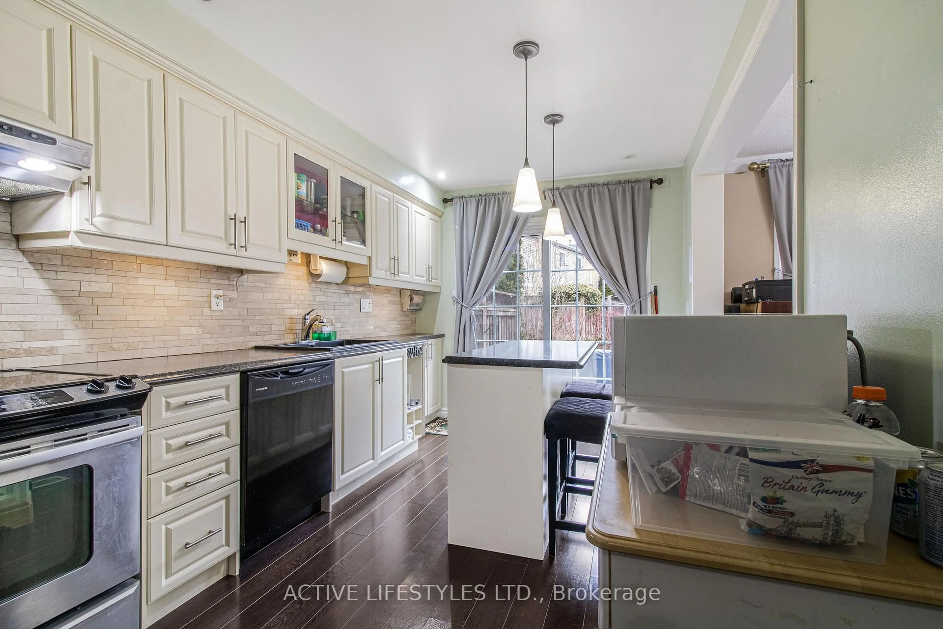 Open concept kitchen, unknown for 10 Hartnell Sq #59, Brampton Ontario L6S 5W7