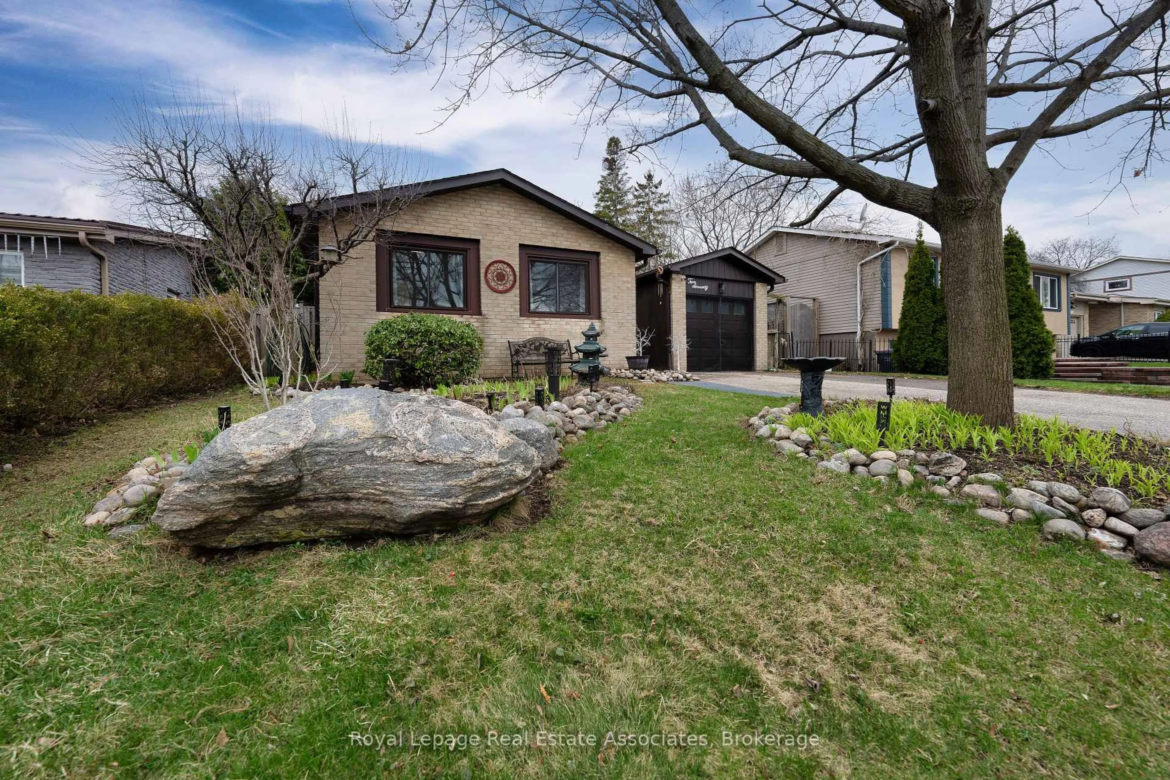 Home with brick exterior material, street for 270 Kristin Grve, Mississauga Ontario L5A 3E8
