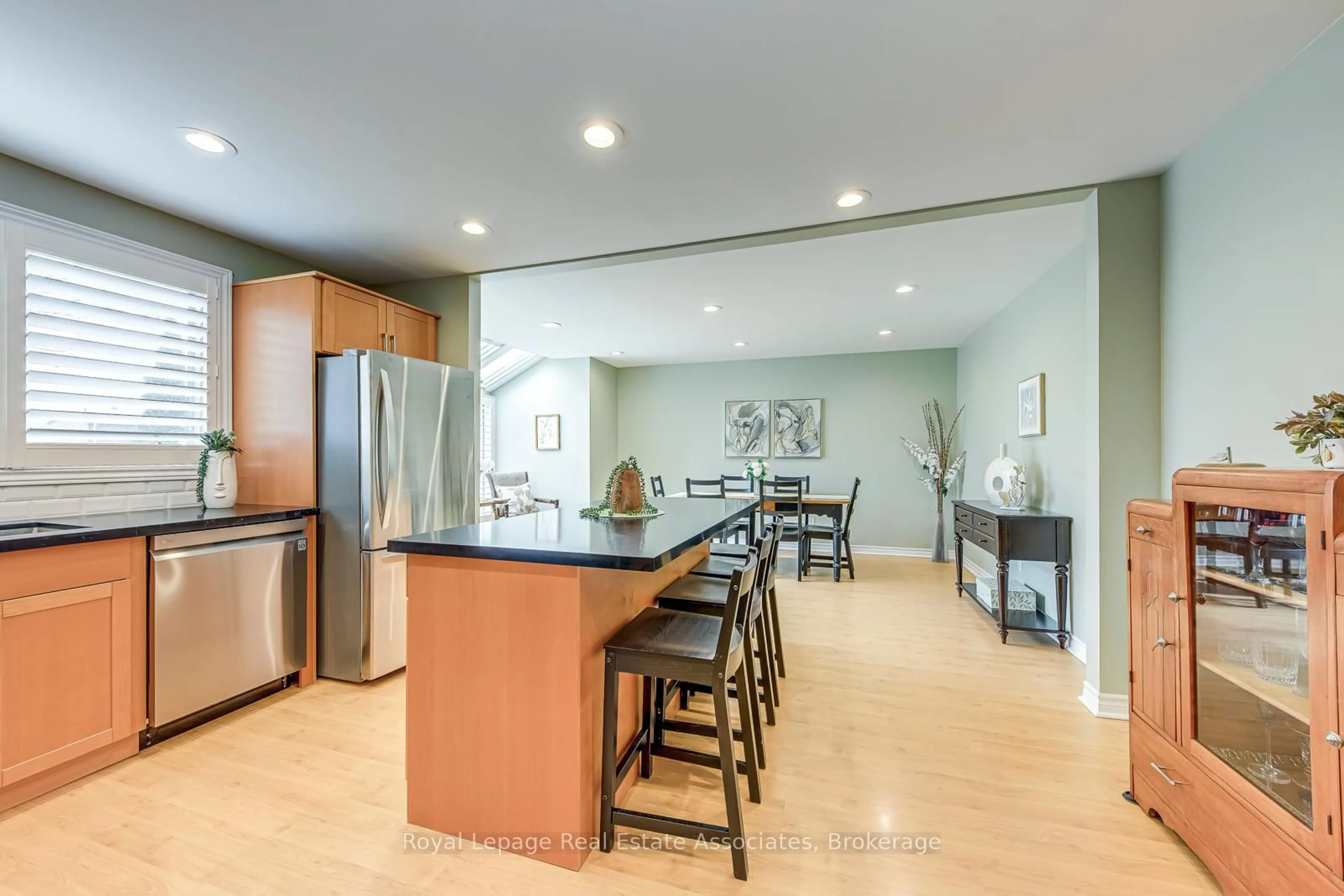 Open concept kitchen, ceramic/tile floor for 1192 Kos Blvd, Mississauga Ontario L5J 4L7