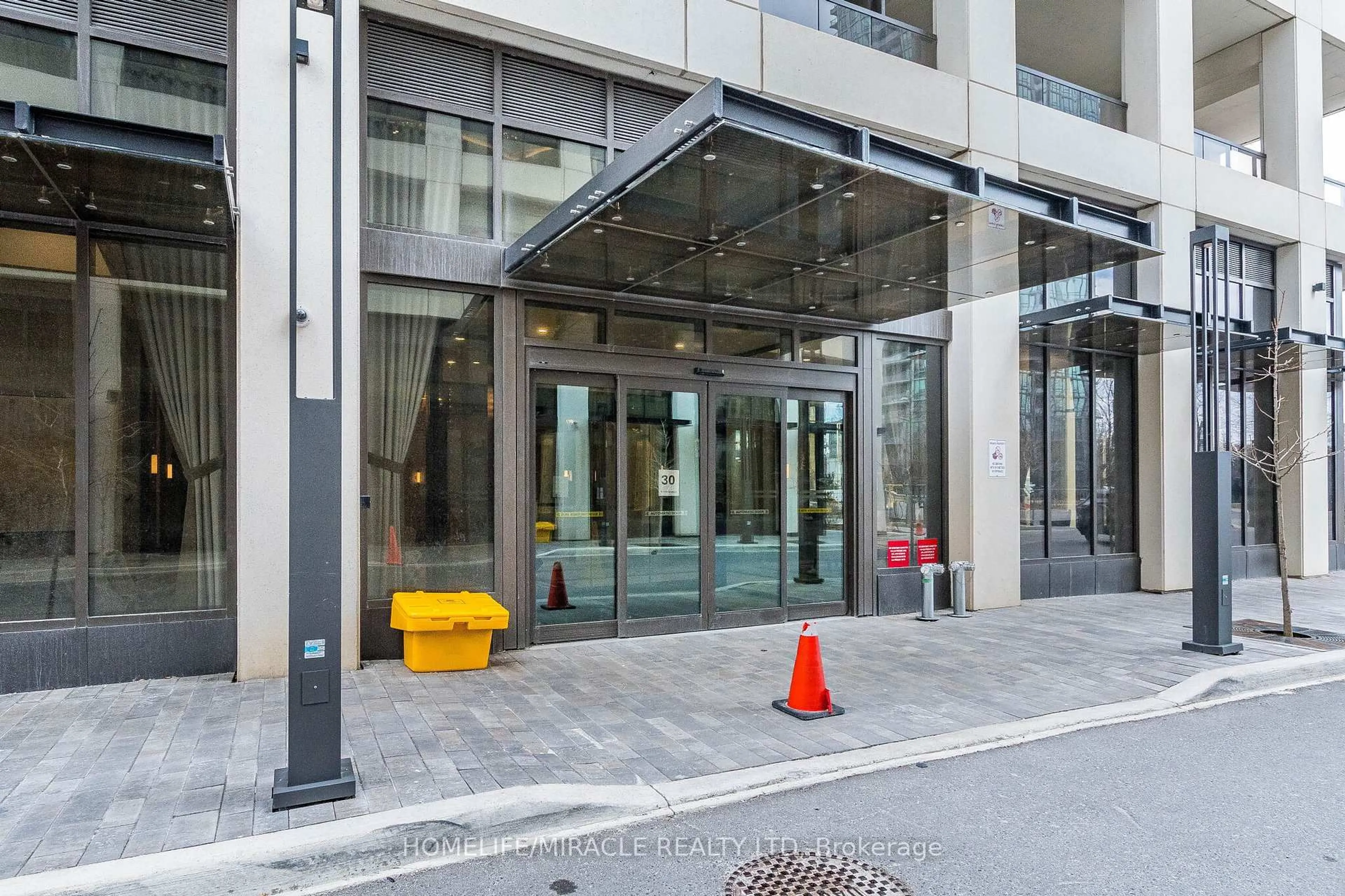 Indoor foyer for 30 Elm St #3802, Mississauga Ontario L5B 0N6