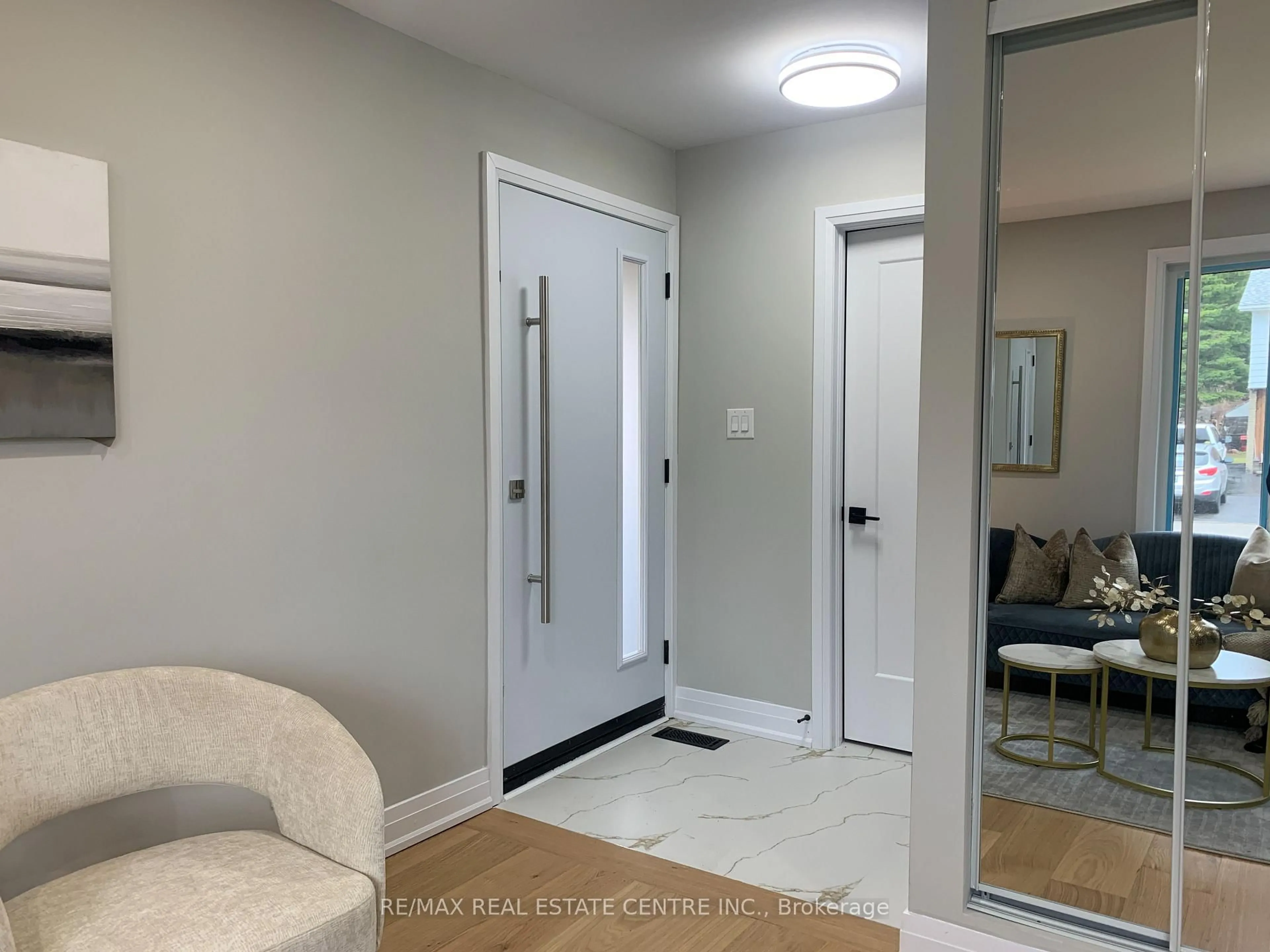 Indoor entryway for 125 Dufferin St, Orangeville Ontario L9W 1X4