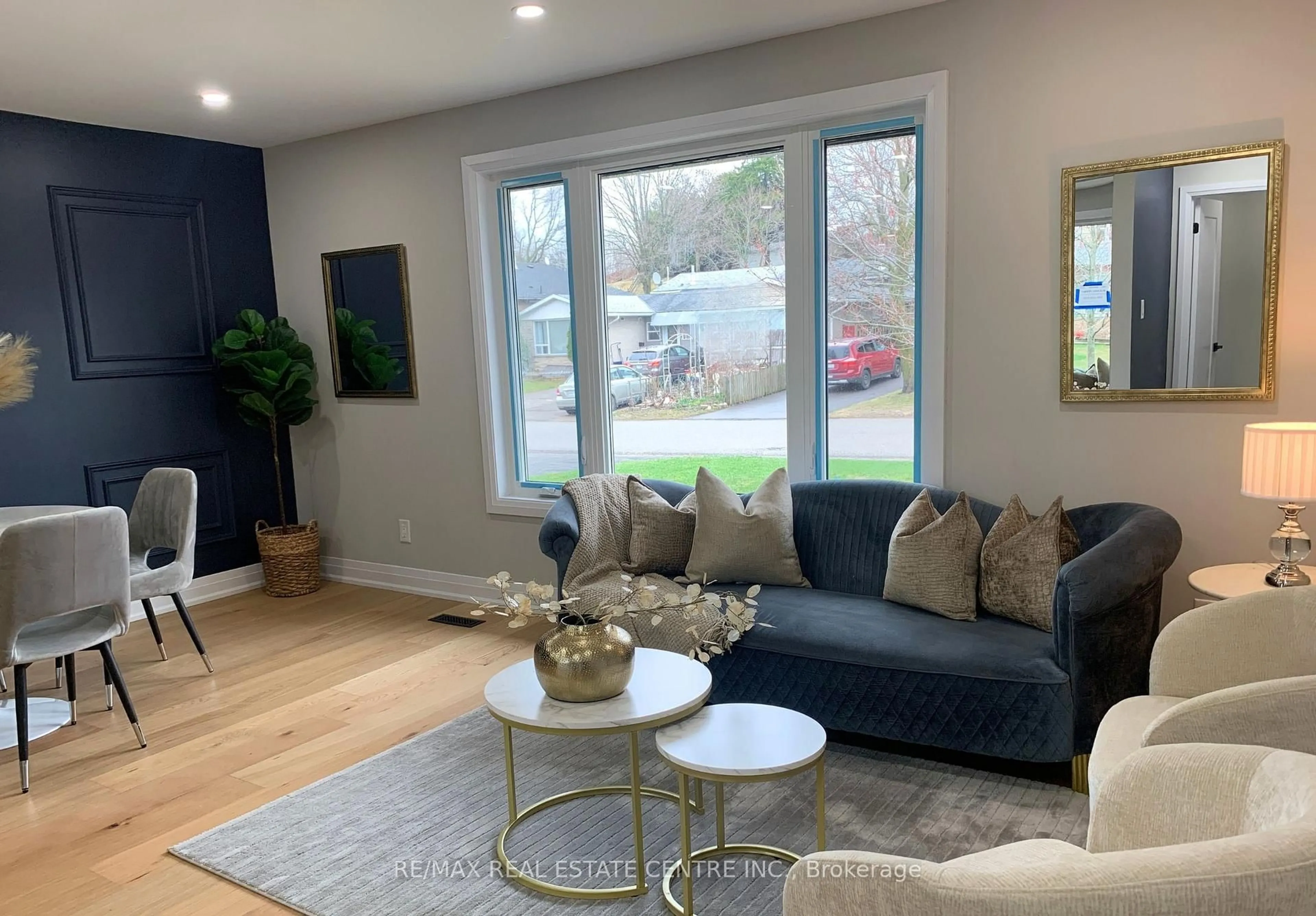 Living room with furniture, wood/laminate floor for 125 Dufferin St, Orangeville Ontario L9W 1X4