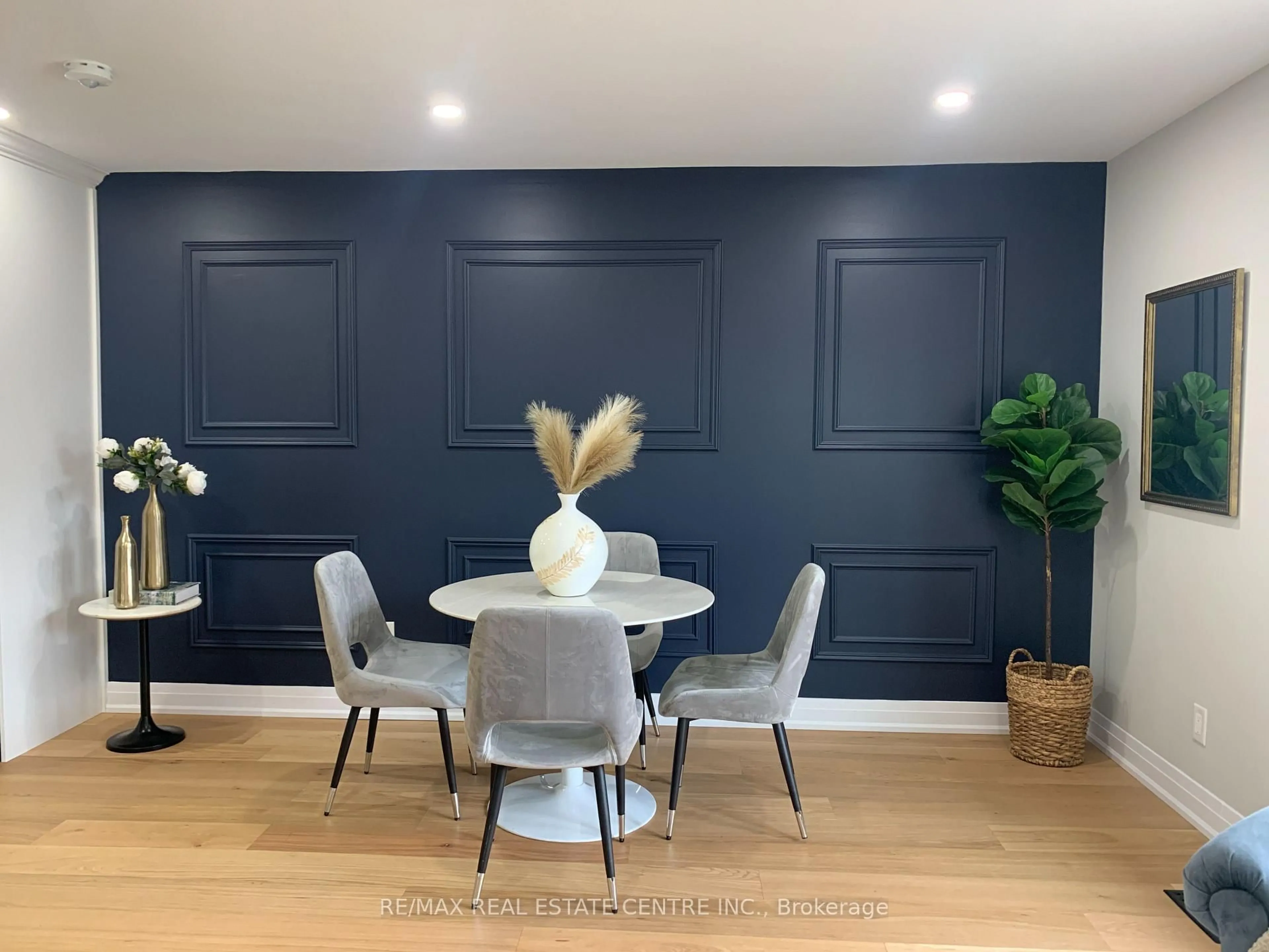 Dining room, wood/laminate floor for 125 Dufferin St, Orangeville Ontario L9W 1X4