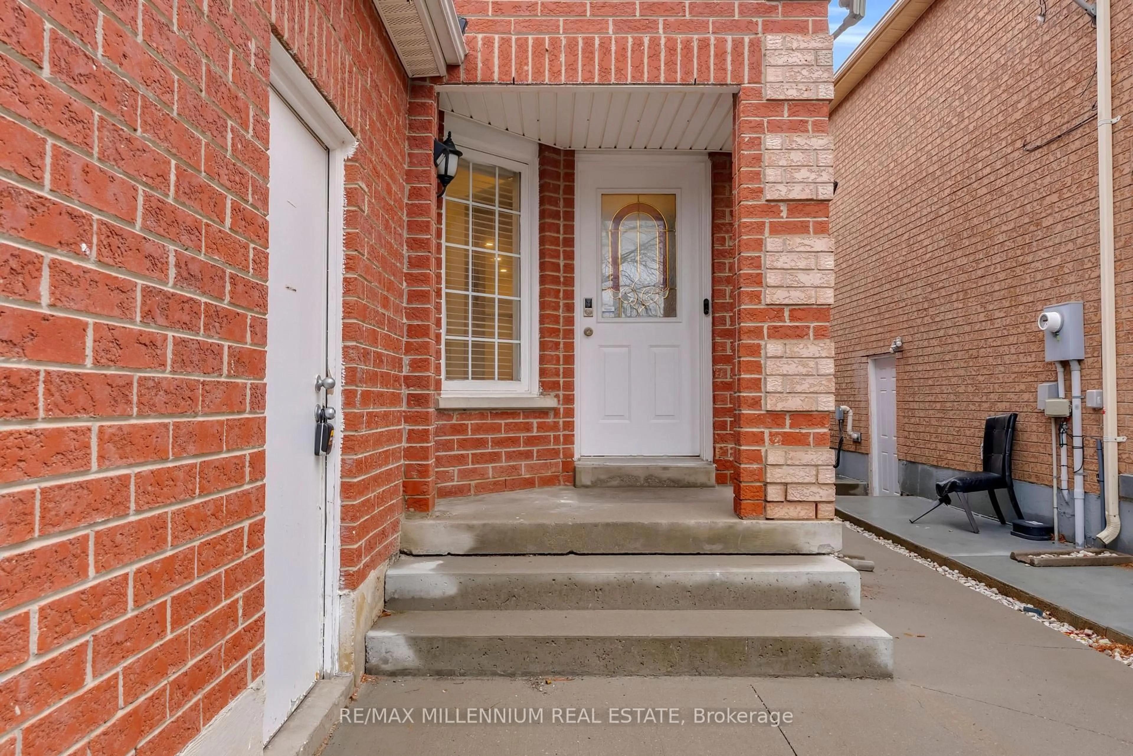 Home with brick exterior material, street for 38 Kitto Crt, Brampton Ontario L6Y 5B1