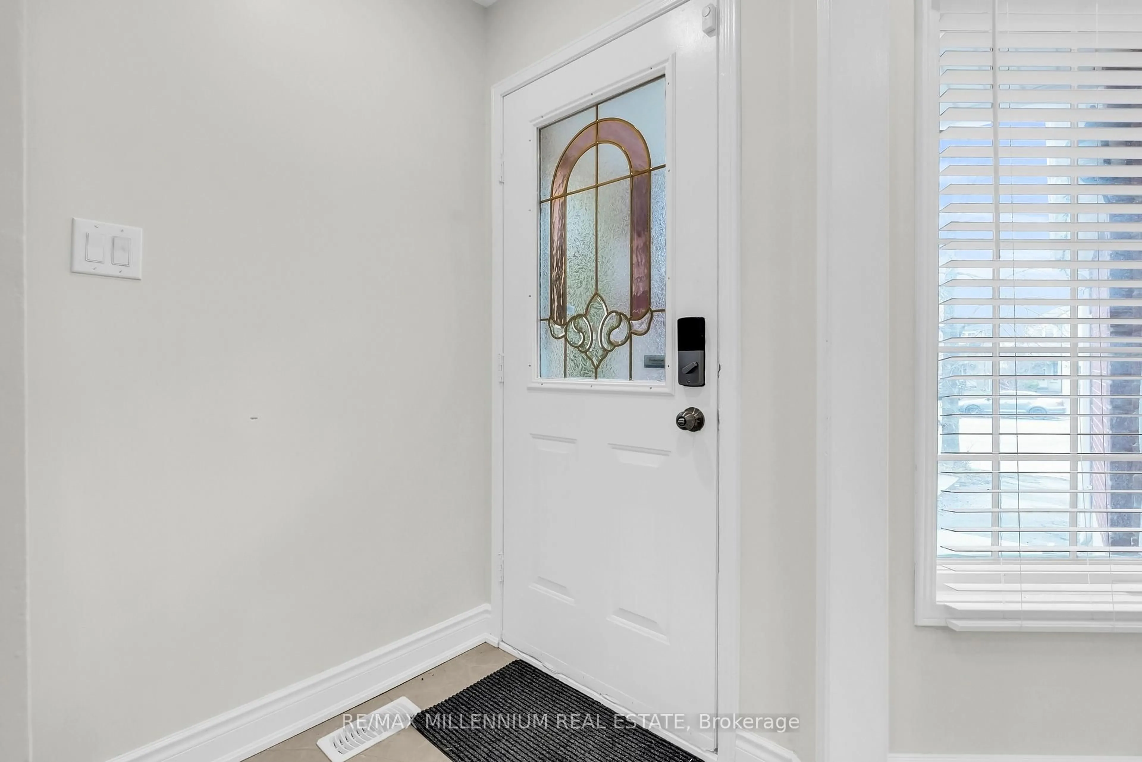 Indoor entryway for 38 Kitto Crt, Brampton Ontario L6Y 5B1