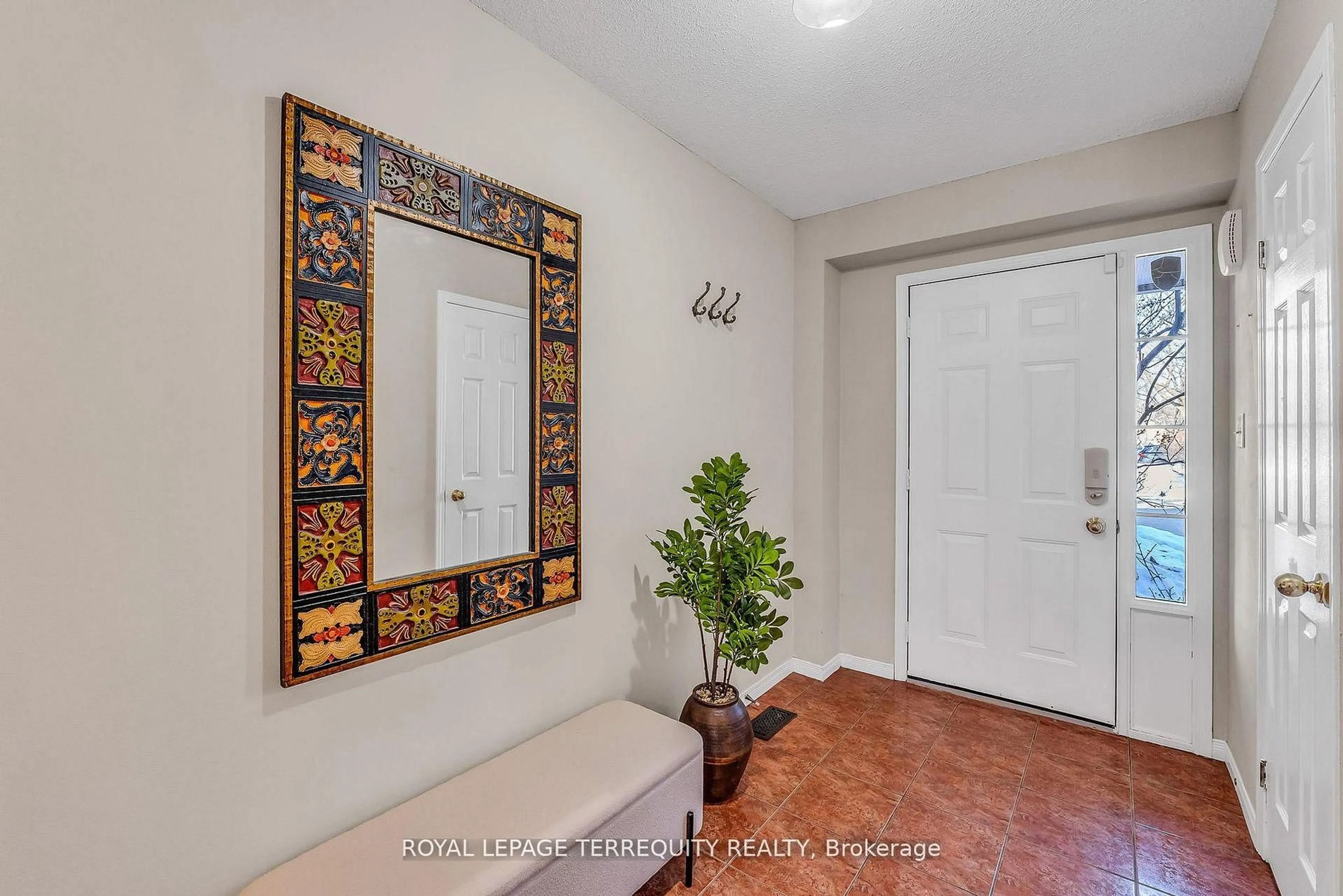 Indoor entryway for 1276 Silvan Forest Dr #25, Burlington Ontario L7M 4V8