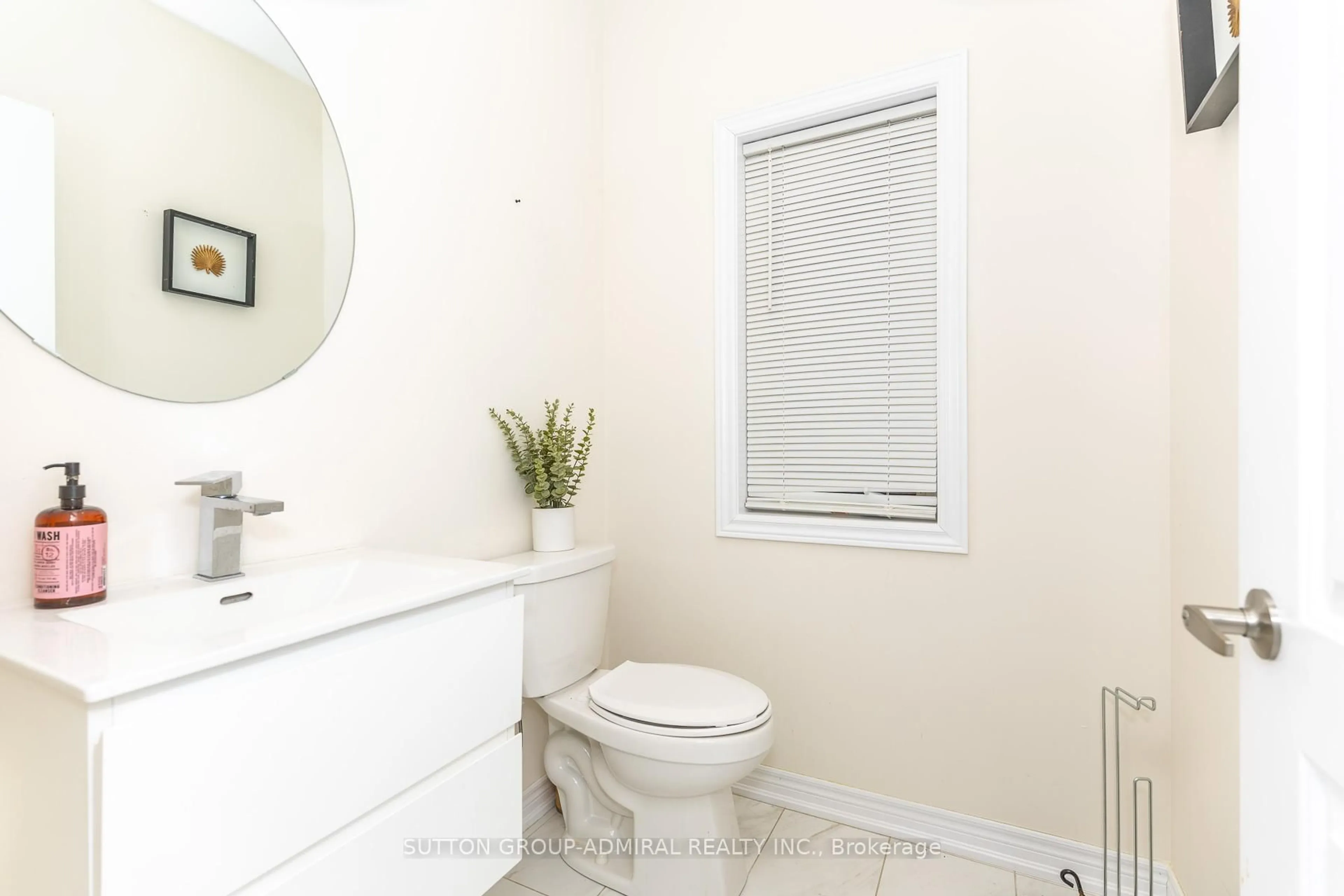 Standard bathroom, ceramic/tile floor for 30 Albert Spencer Ave, Caledon Ontario L7C 4G4