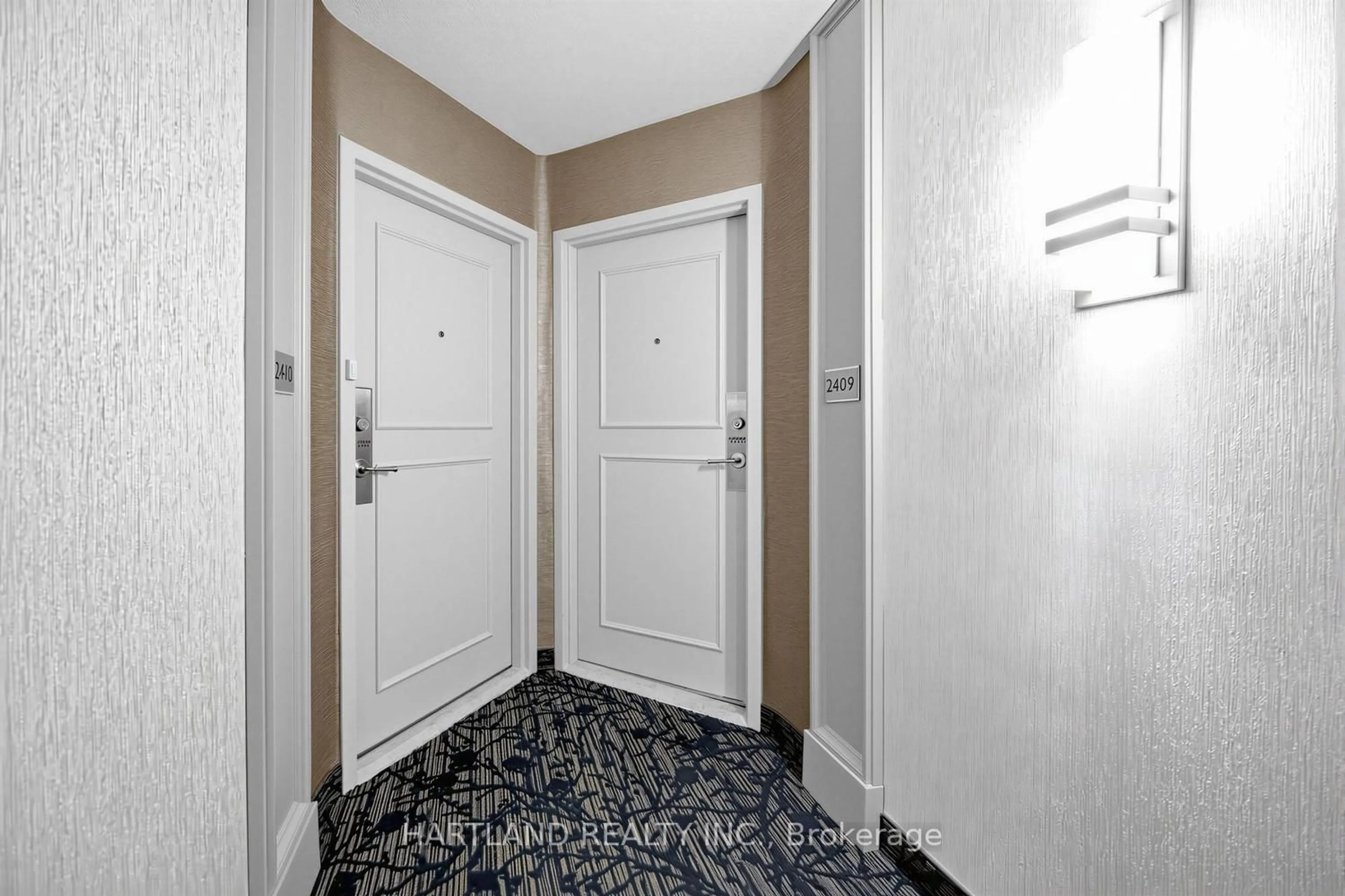 Indoor foyer for 1333 Bloor St #2409, Mississauga Ontario L4Y 3T6
