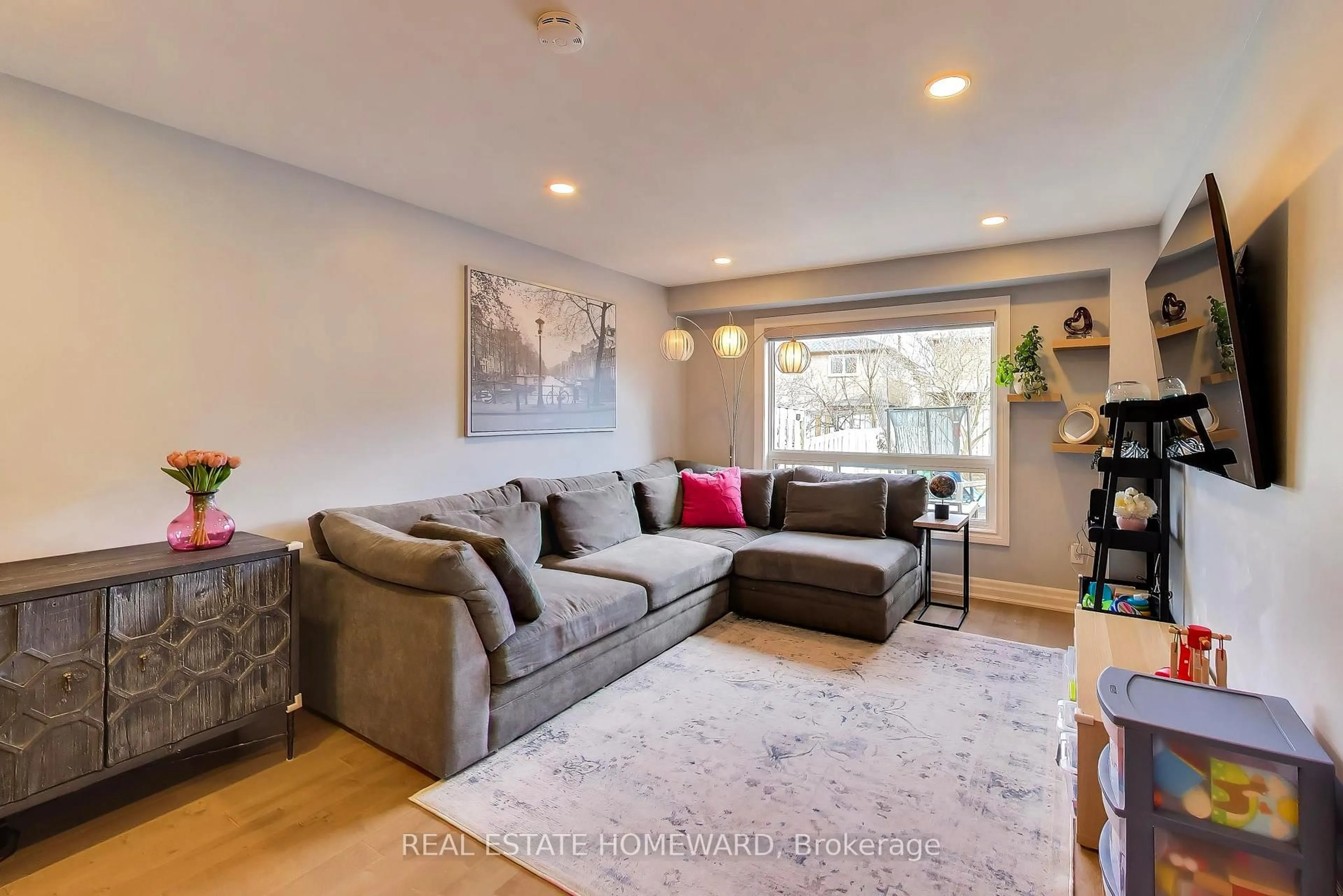 Living room with furniture, unknown for 3375 Fenwick Cres, Mississauga Ontario L5L 5N5