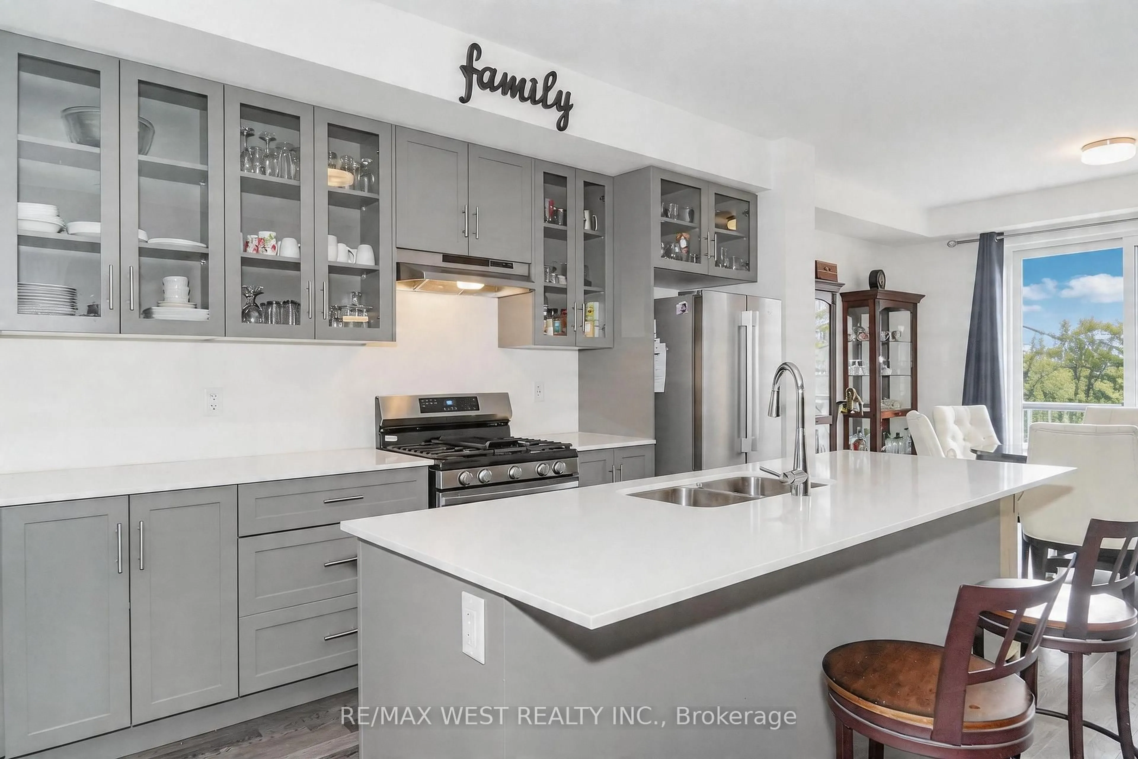 Open concept kitchen, ceramic/tile floor for 7 Folcroft St, Brampton Ontario L6Y 0B6