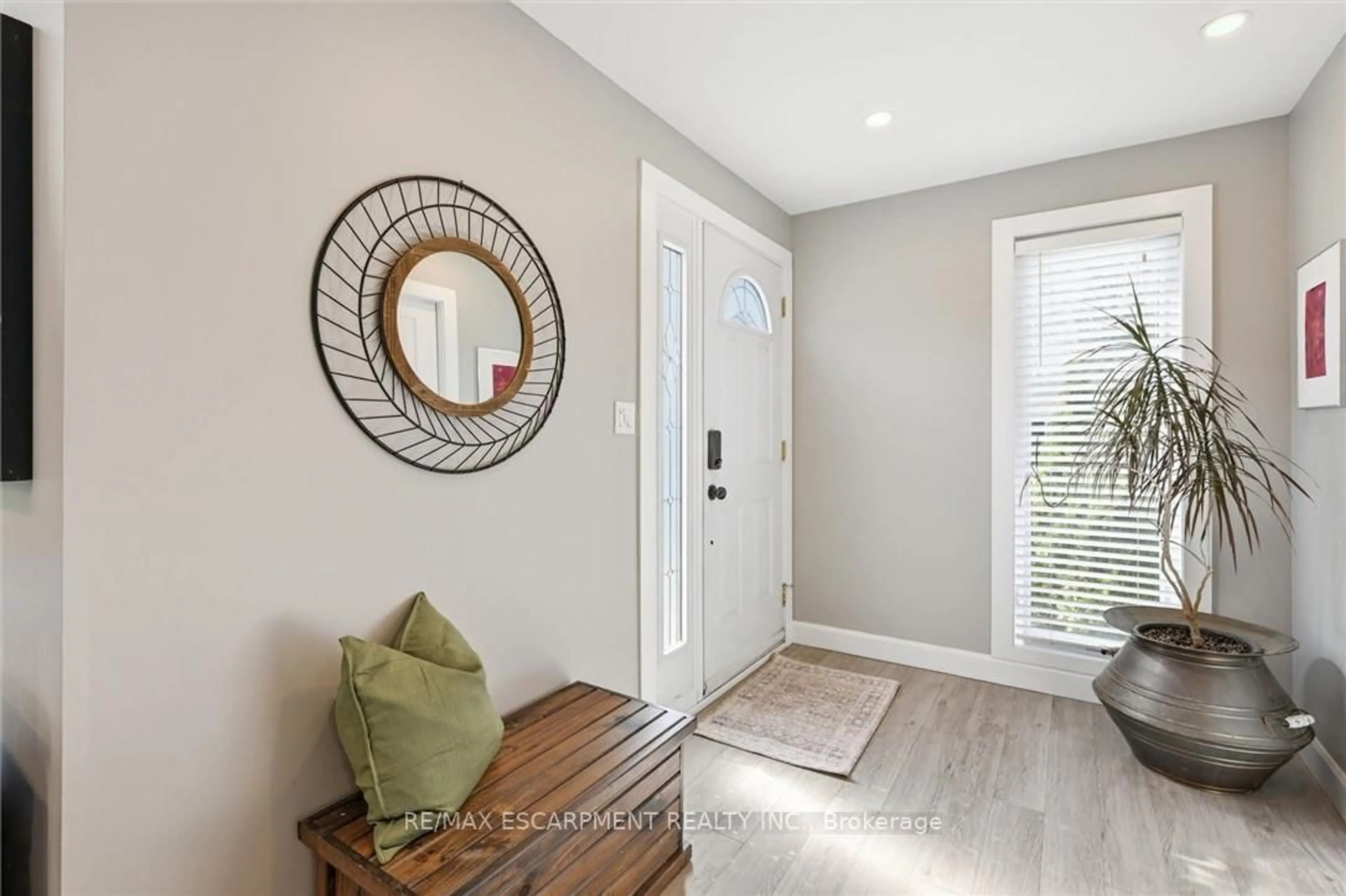 Indoor entryway for 2330 Alma Dale Ave, Burlington Ontario L7P 1S3