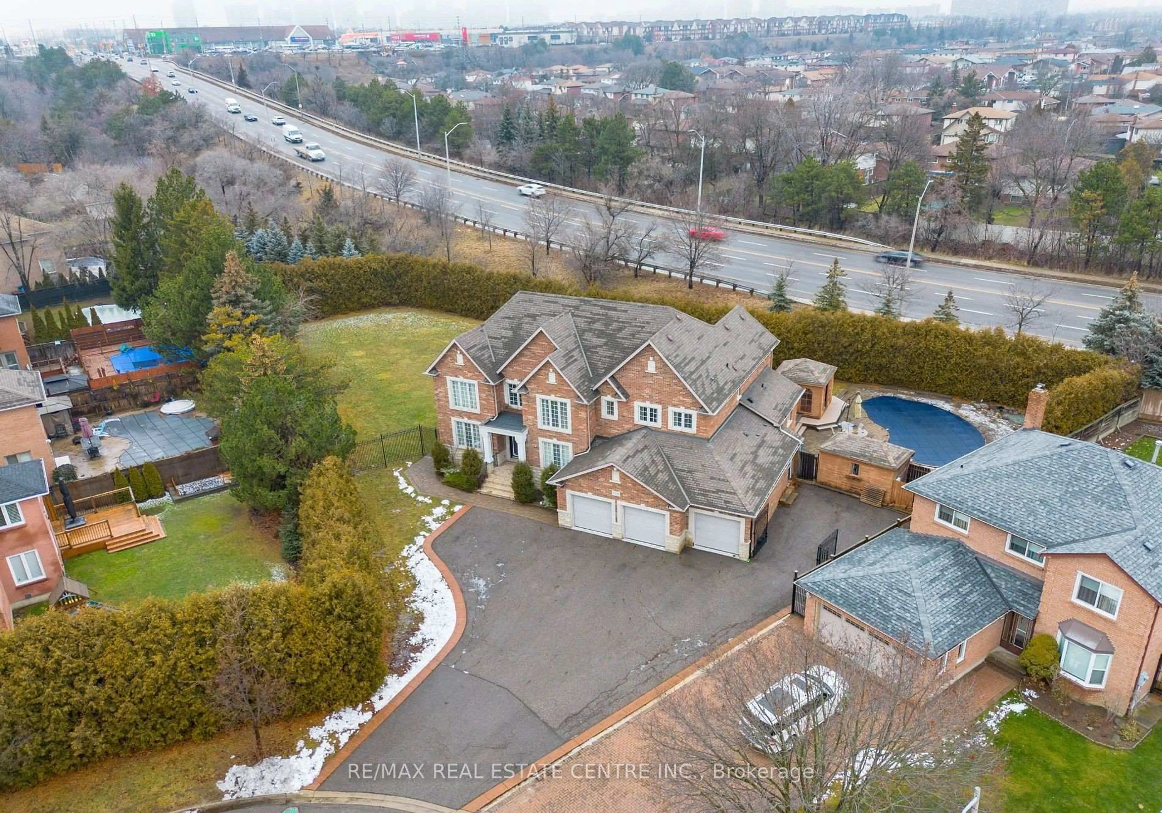 A pic from outside/outdoor area/front of a property/back of a property/a pic from drone, water/lake/river/ocean view for 2489 Olinda Crt, Mississauga Ontario L5C 4P5