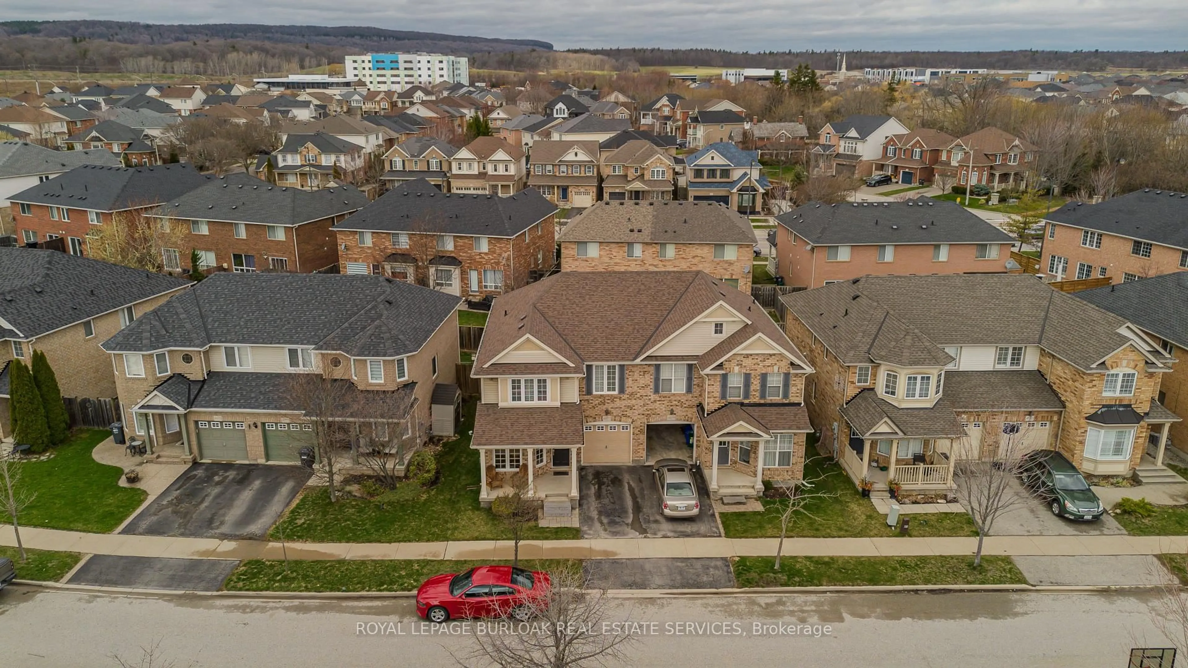 A pic from outside/outdoor area/front of a property/back of a property/a pic from drone, street for 4077 Gunby Cres, Burlington Ontario L7M 0A8