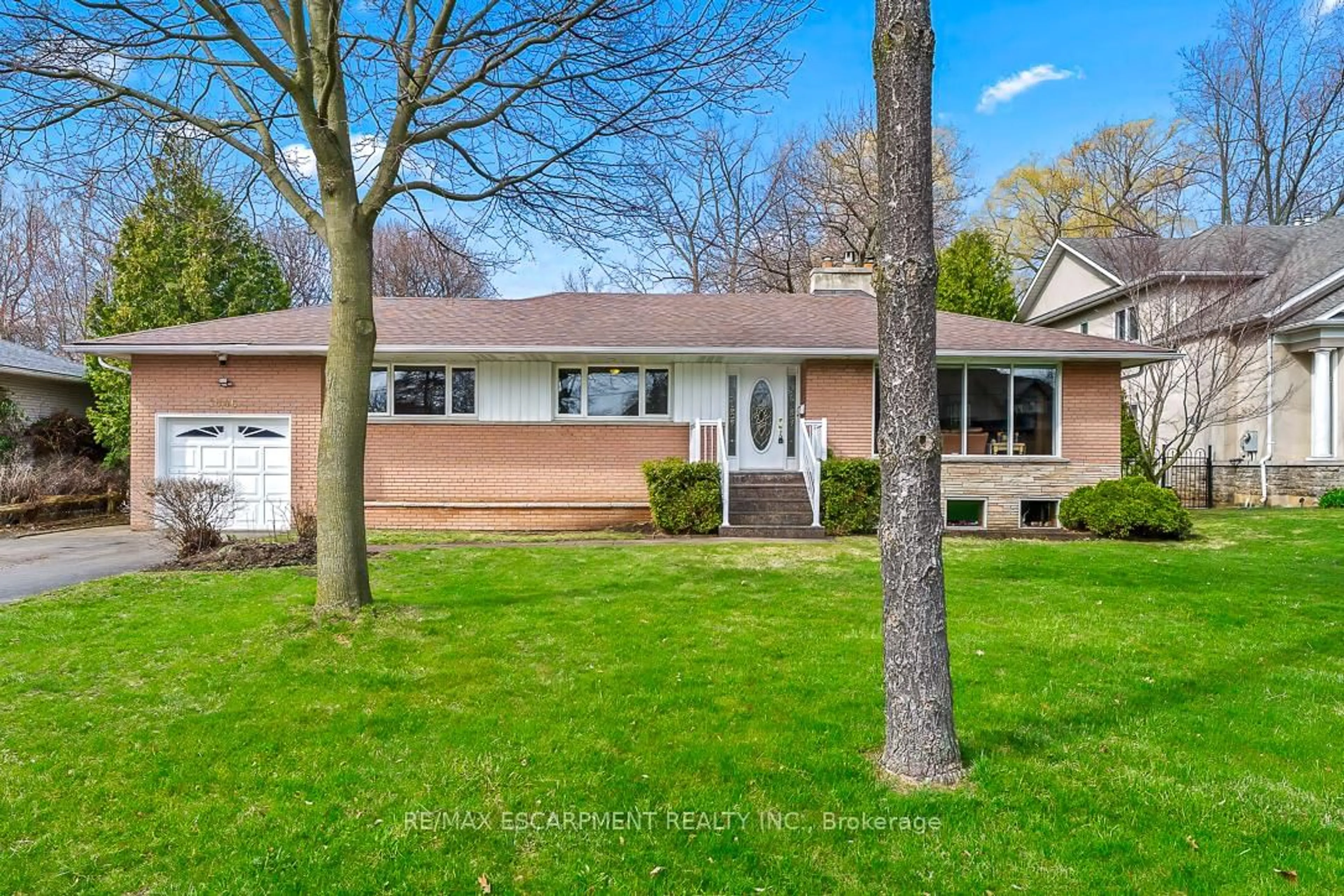 Home with vinyl exterior material, street for 1546 Lorne Wood Rd, Mississauga Ontario L5H 3G3