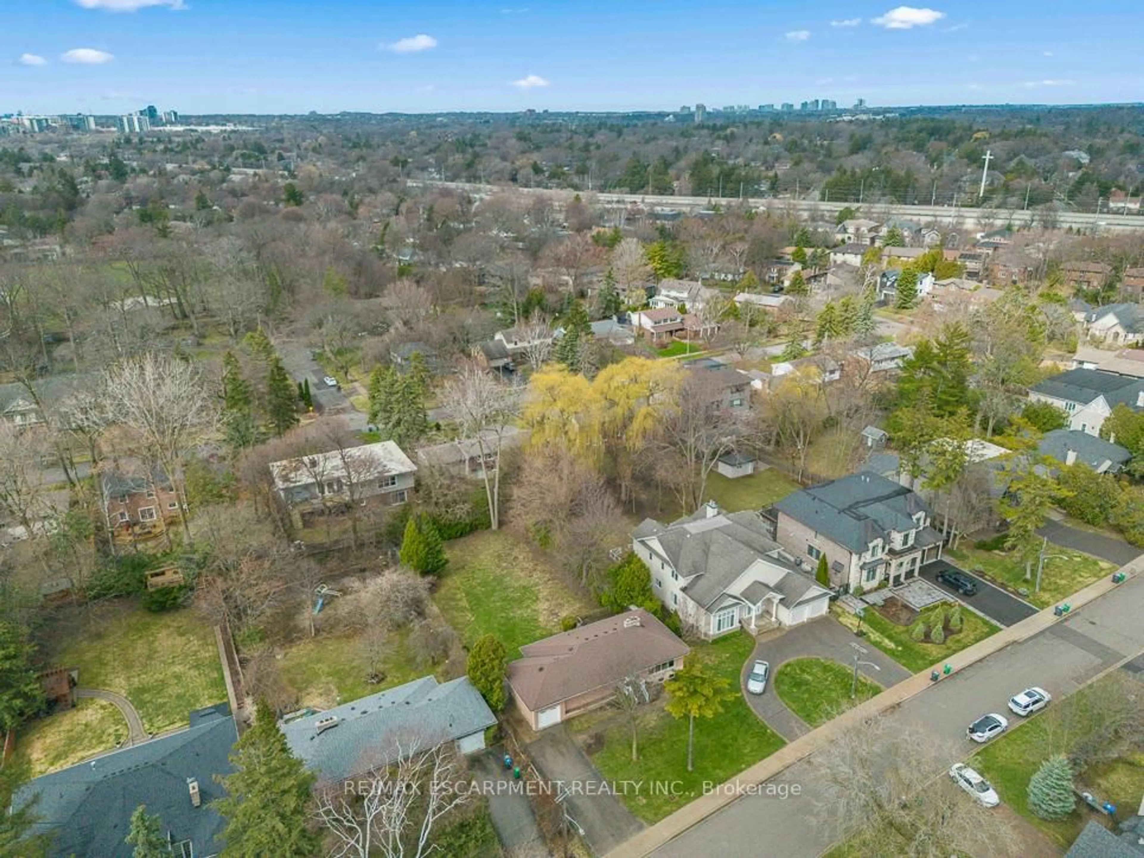 A pic from outside/outdoor area/front of a property/back of a property/a pic from drone, street for 1546 Lorne Wood Rd, Mississauga Ontario L5H 3G3