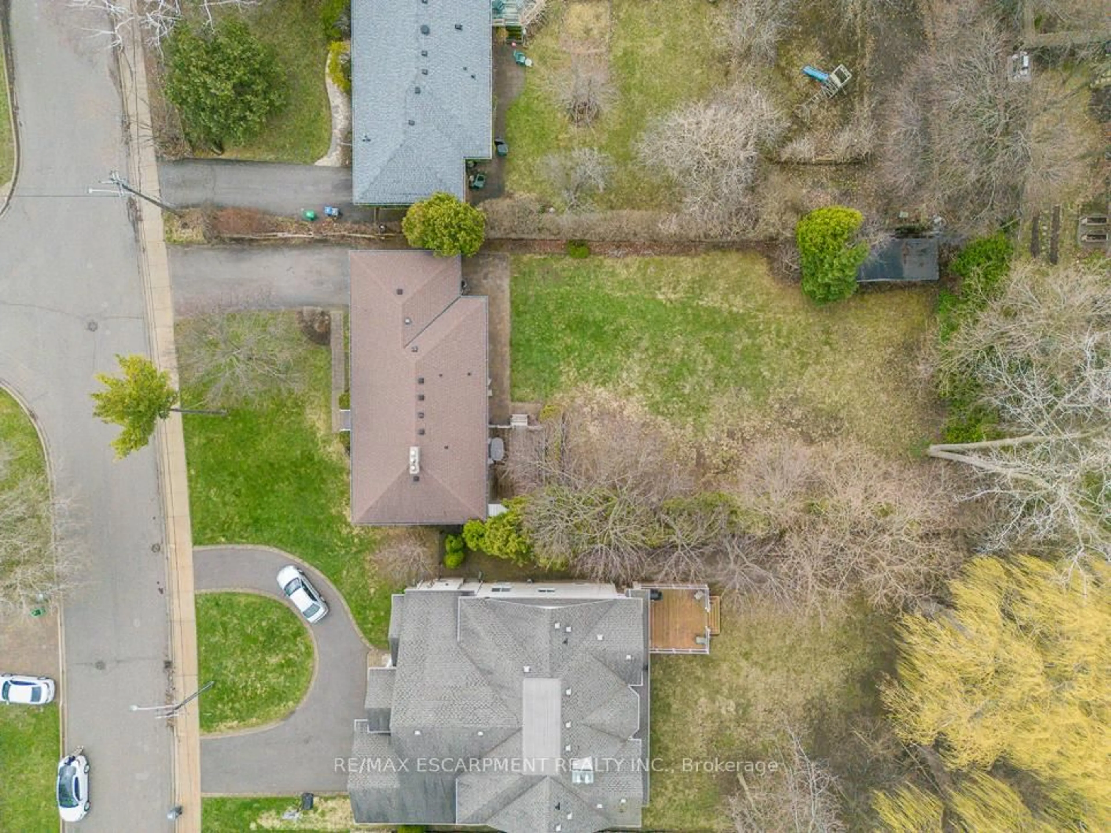 A pic from outside/outdoor area/front of a property/back of a property/a pic from drone, street for 1546 Lorne Wood Rd, Mississauga Ontario L5H 3G3