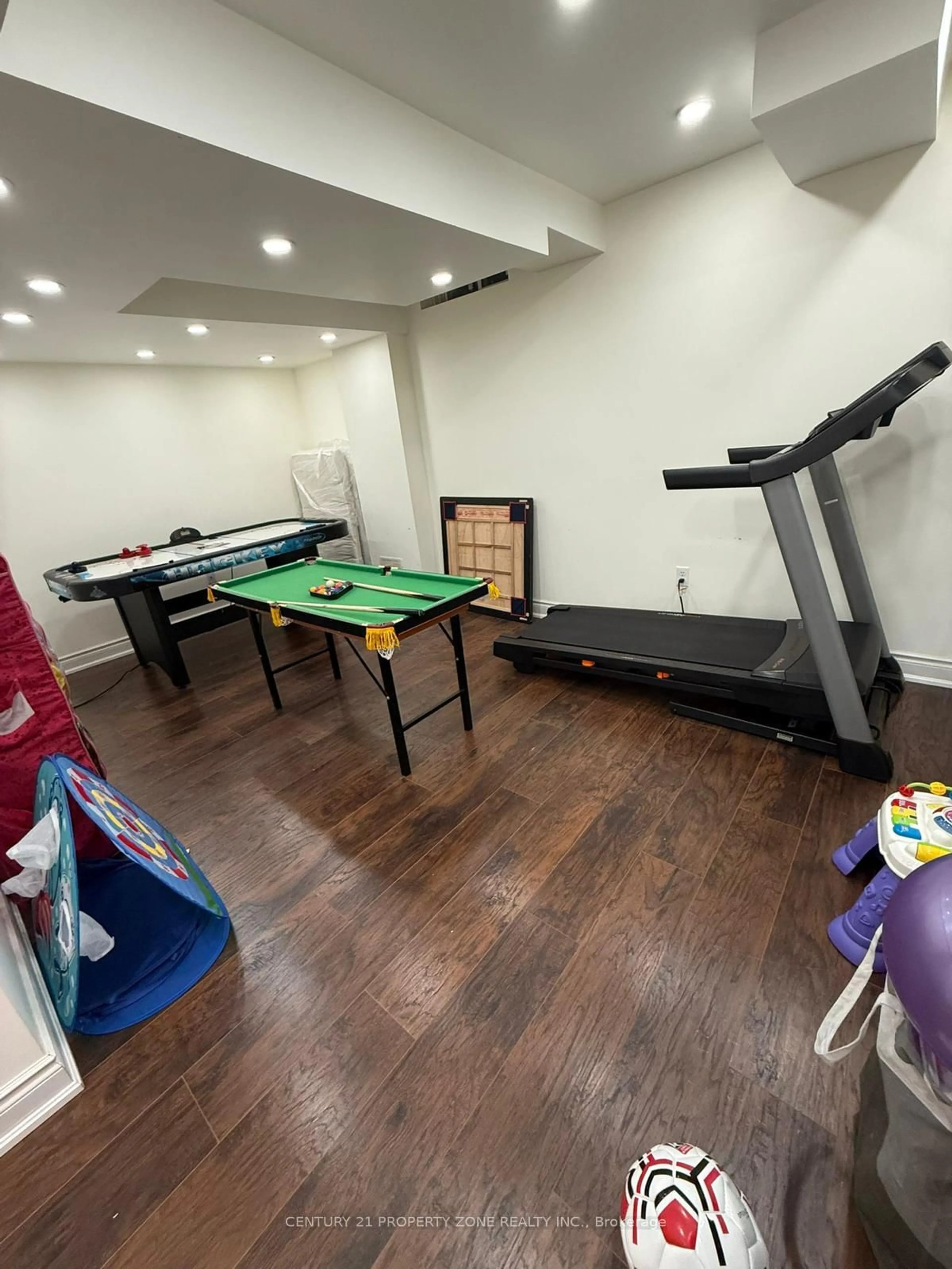 A pic of a room for 321 Aspendale Cres, Mississauga Ontario L5W 0E7