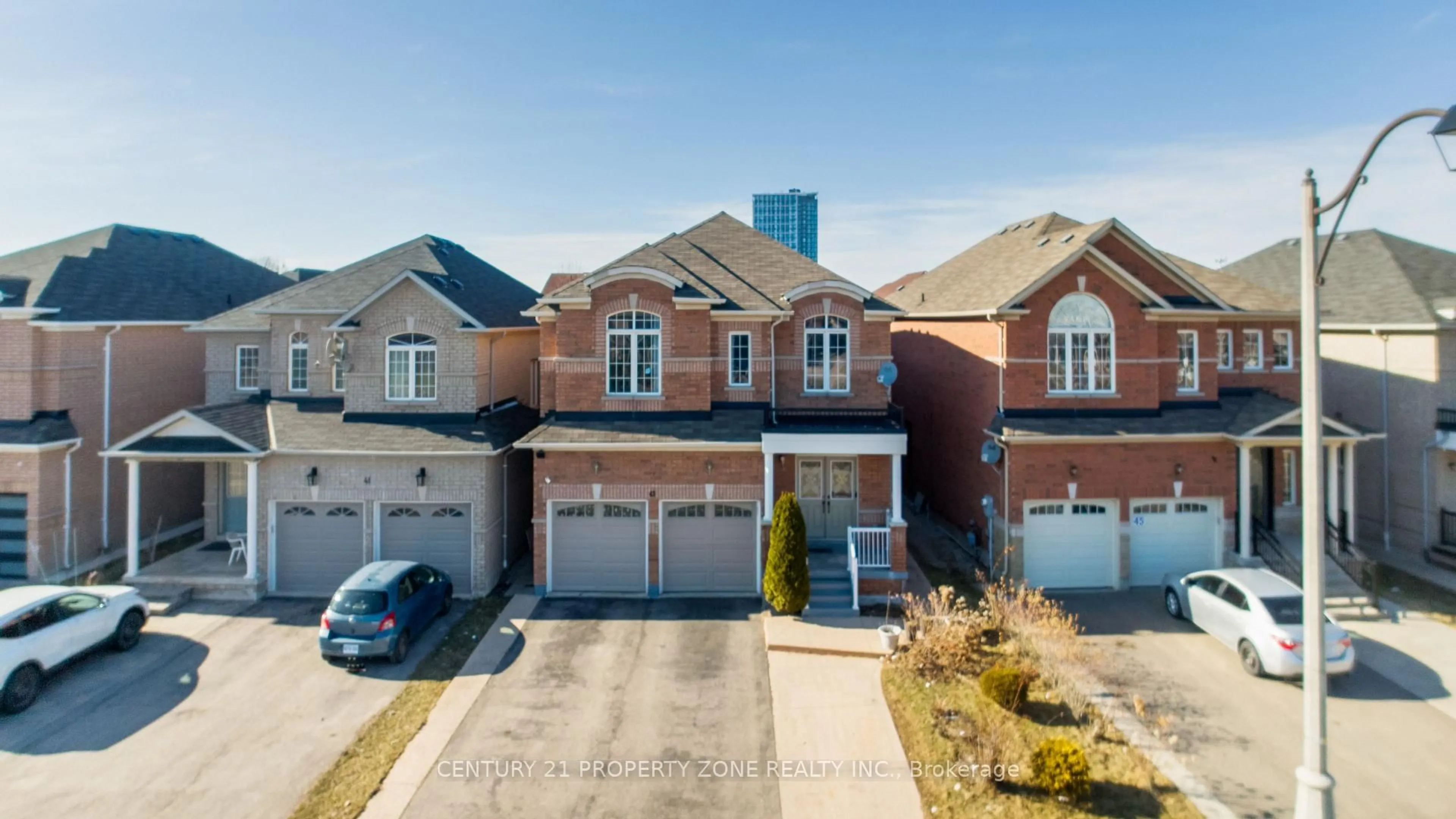 A pic from outside/outdoor area/front of a property/back of a property/a pic from drone, street for 43 Alice Springs Cres, Brampton Ontario L6X 0R7