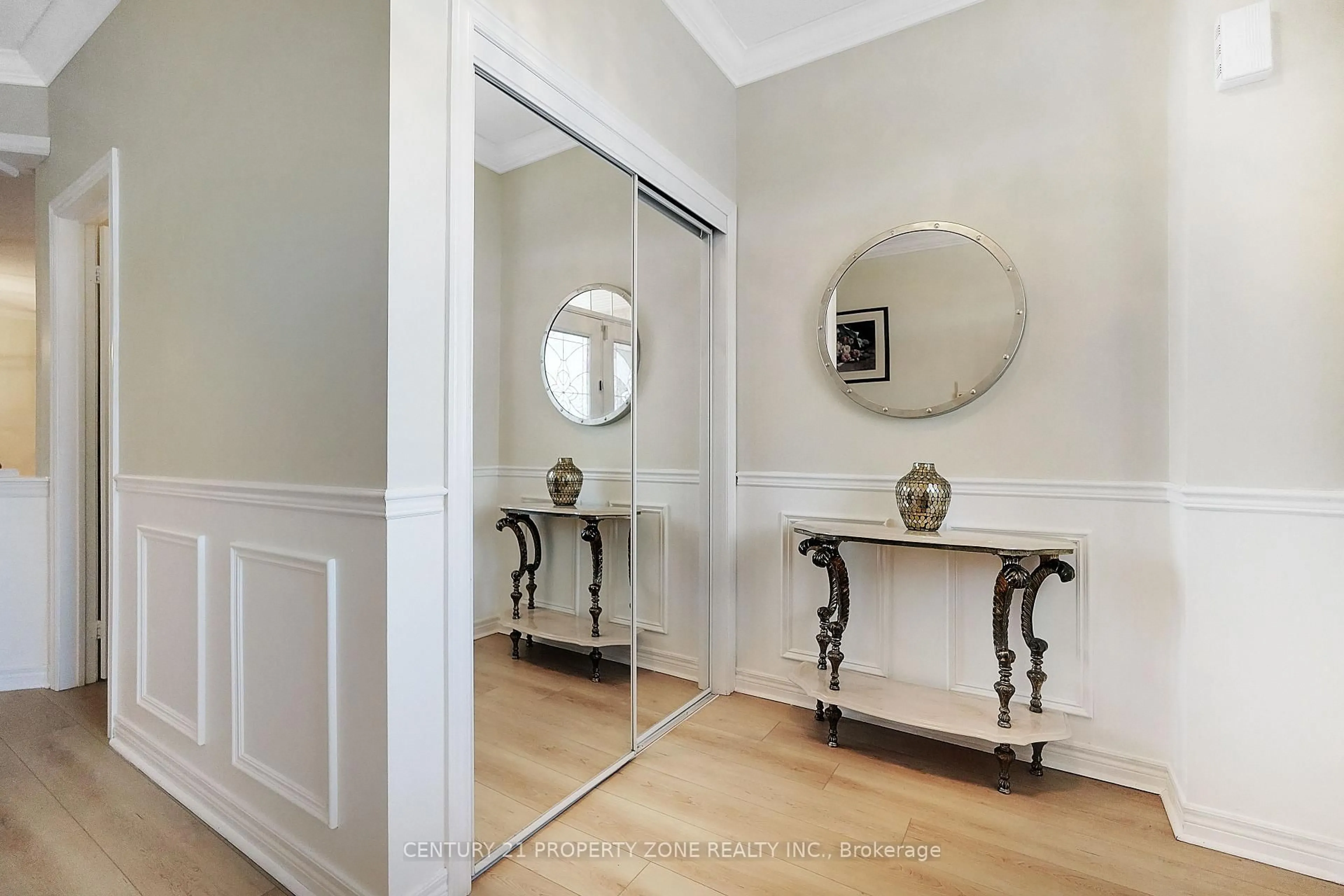 Indoor foyer for 43 Alice Springs Cres, Brampton Ontario L6X 0R7