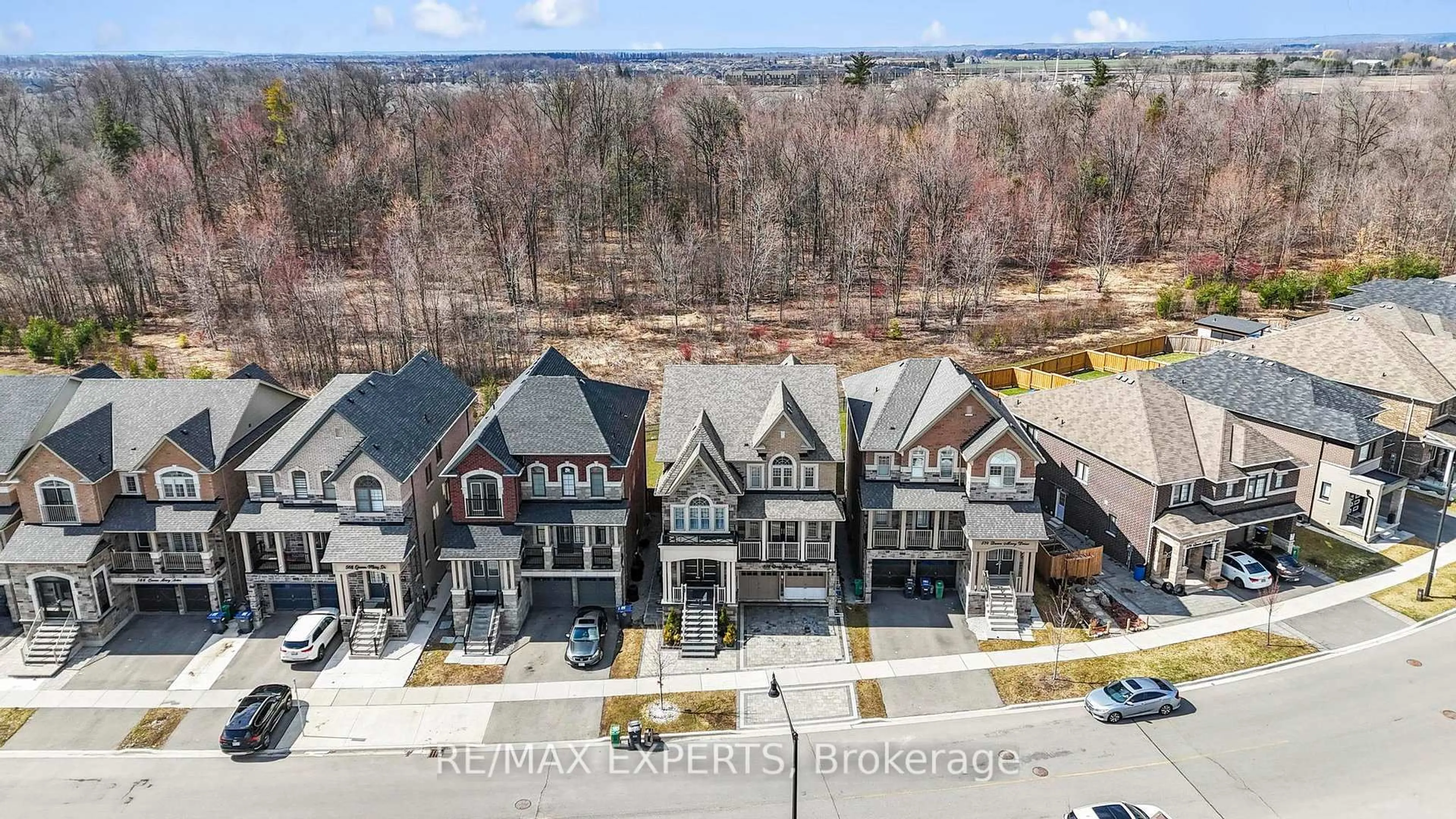 A pic from outside/outdoor area/front of a property/back of a property/a pic from drone, street for 572 Queen Mary Dr, Brampton Ontario L7A 4Y6